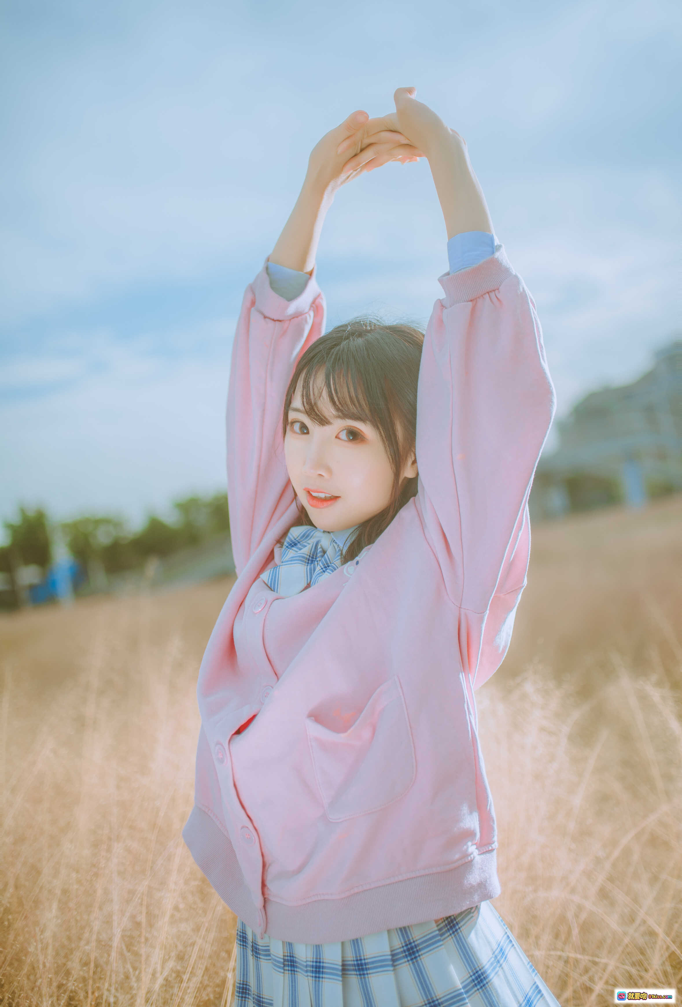 图片[1] - 面饼仙儿NO.063粉黛草JK写真｜粉色开衫格裙少女户外伸展自然光甜美风摄影集 - 就要吻