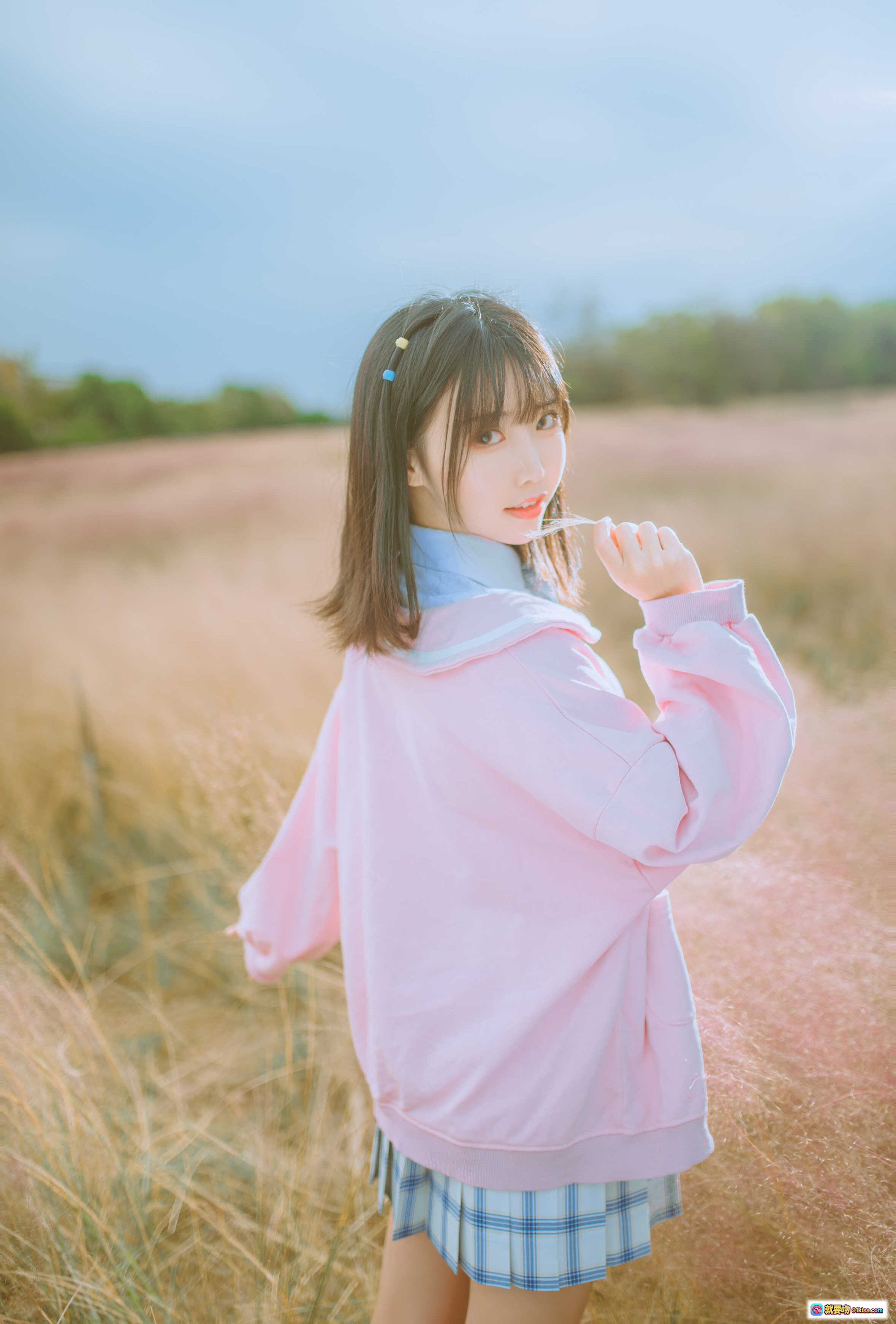 图片[10] - 面饼仙儿NO.063粉黛草JK写真｜粉色开衫格裙少女户外伸展自然光甜美风摄影集 - 就要吻