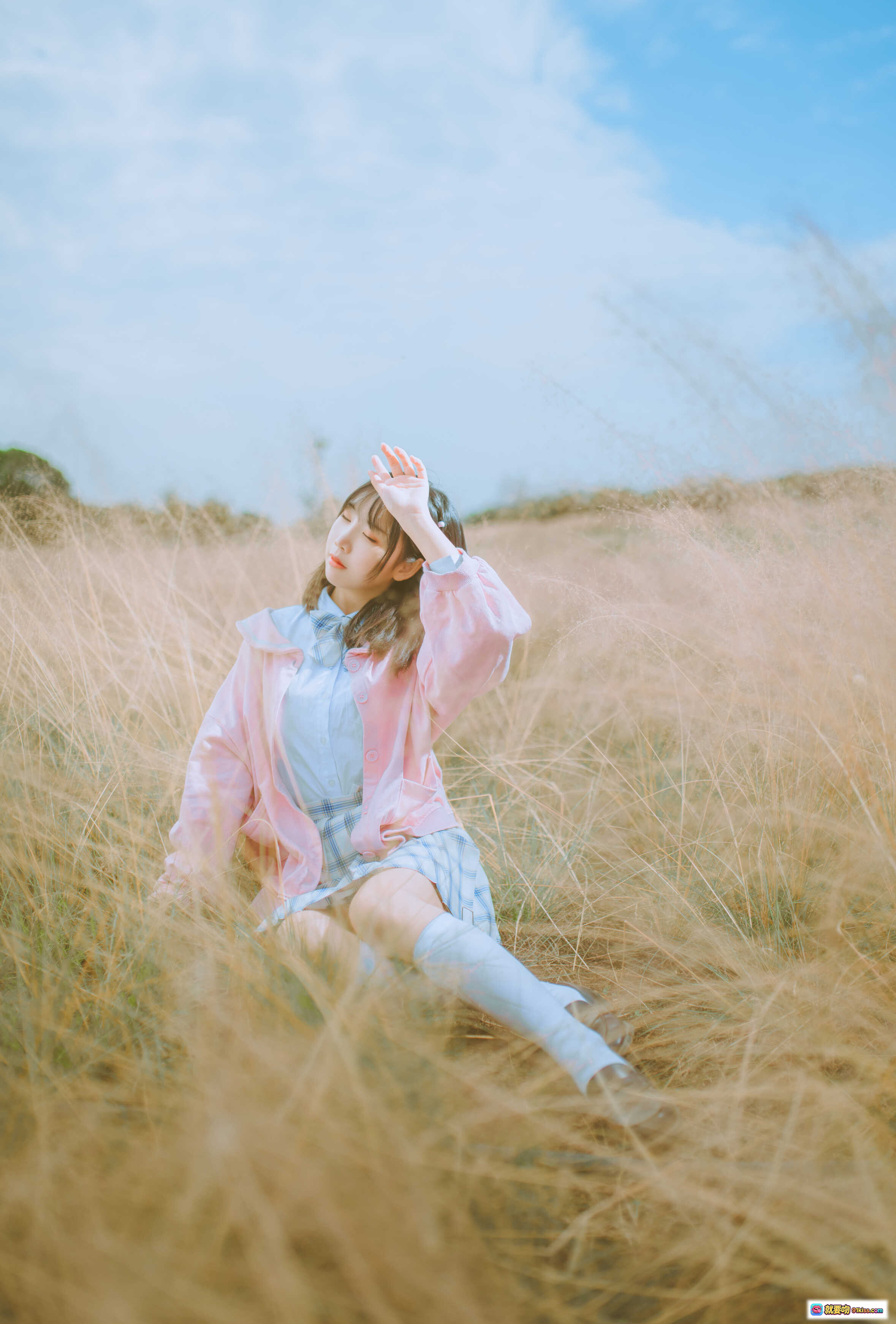 图片[4] - 面饼仙儿NO.063粉黛草JK写真｜粉色开衫格裙少女户外伸展自然光甜美风摄影集 - 就要吻