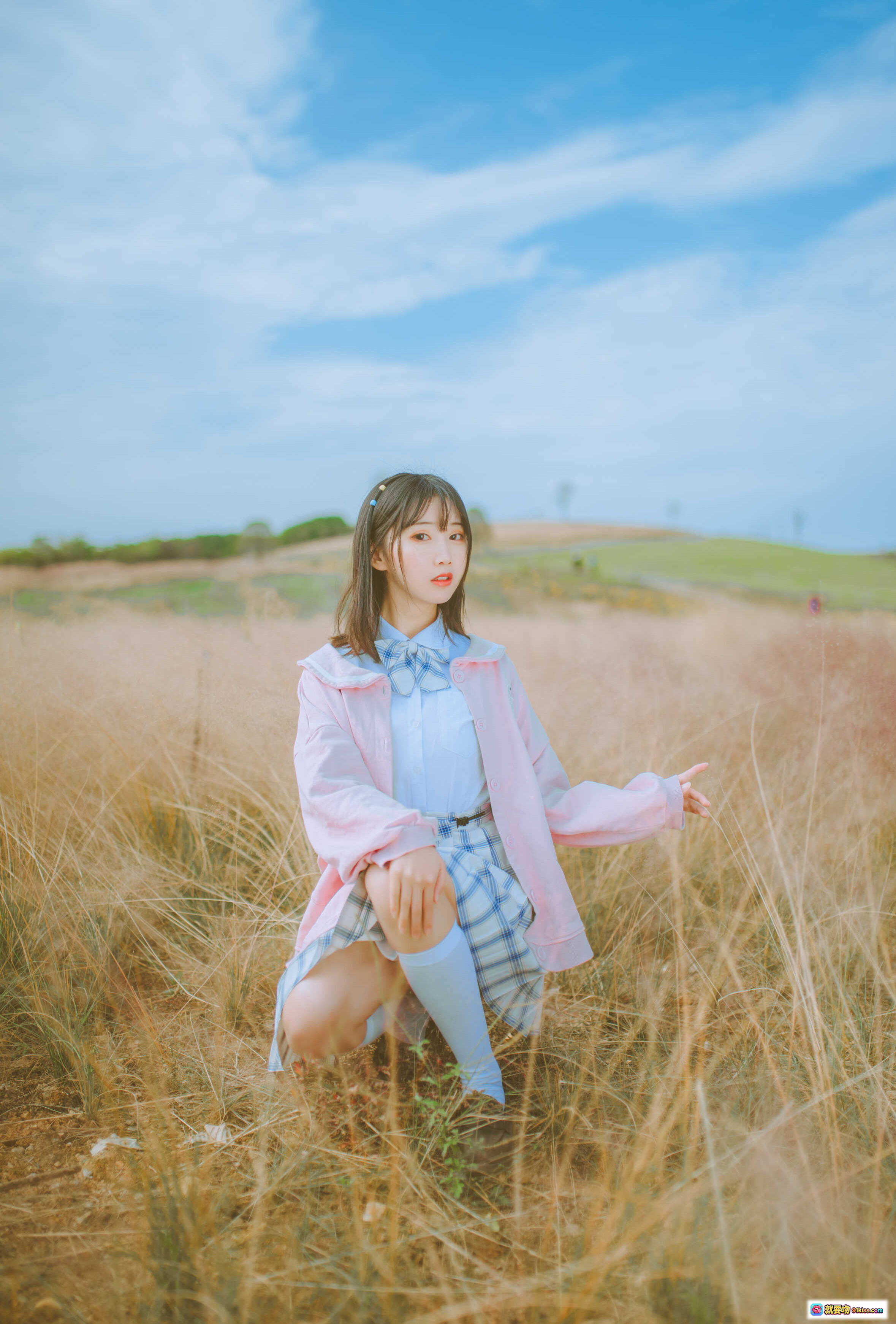 图片[7] - 面饼仙儿NO.063粉黛草JK写真｜粉色开衫格裙少女户外伸展自然光甜美风摄影集 - 就要吻