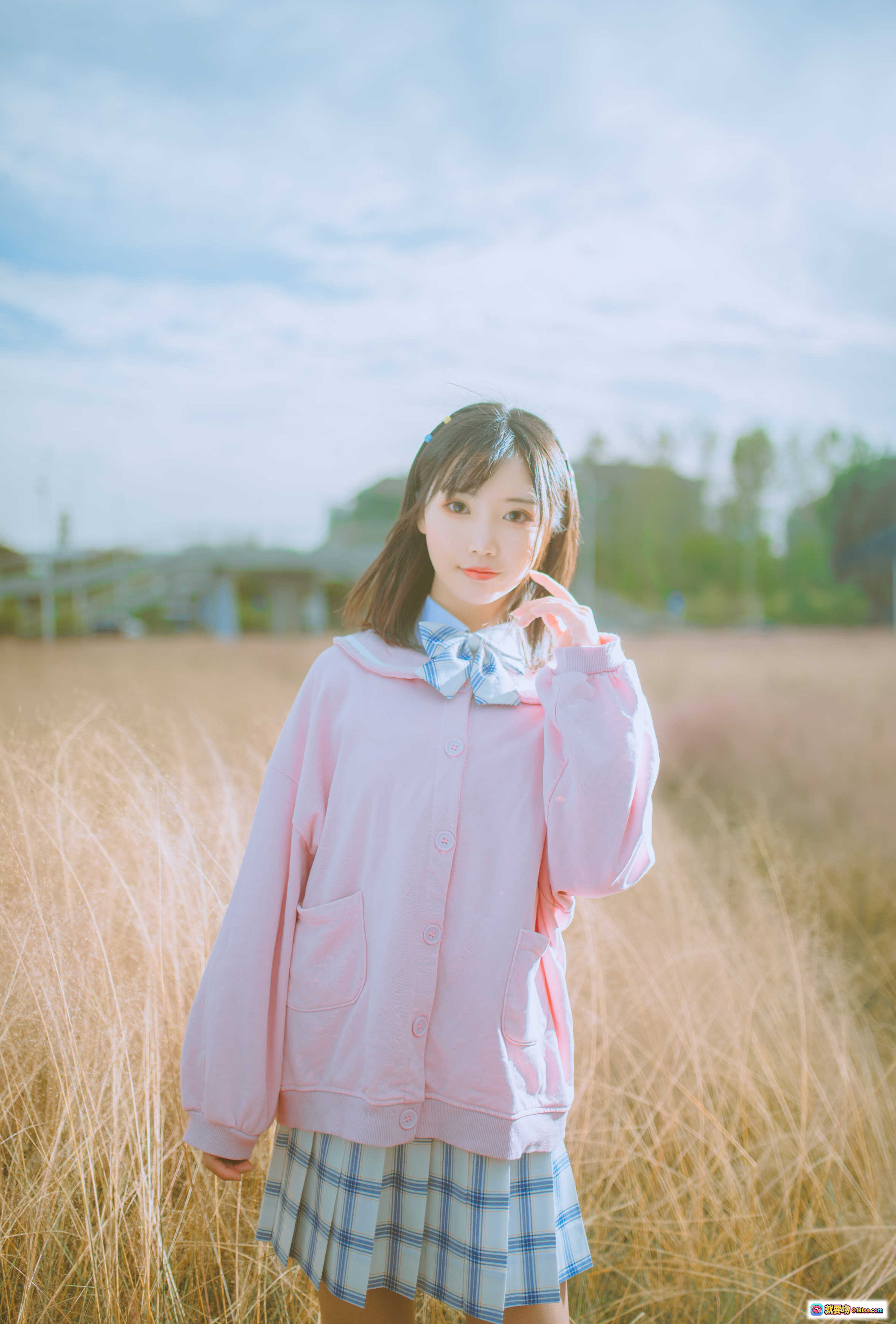 图片[2] - 面饼仙儿NO.063粉黛草JK写真｜粉色开衫格裙少女户外伸展自然光甜美风摄影集 - 就要吻