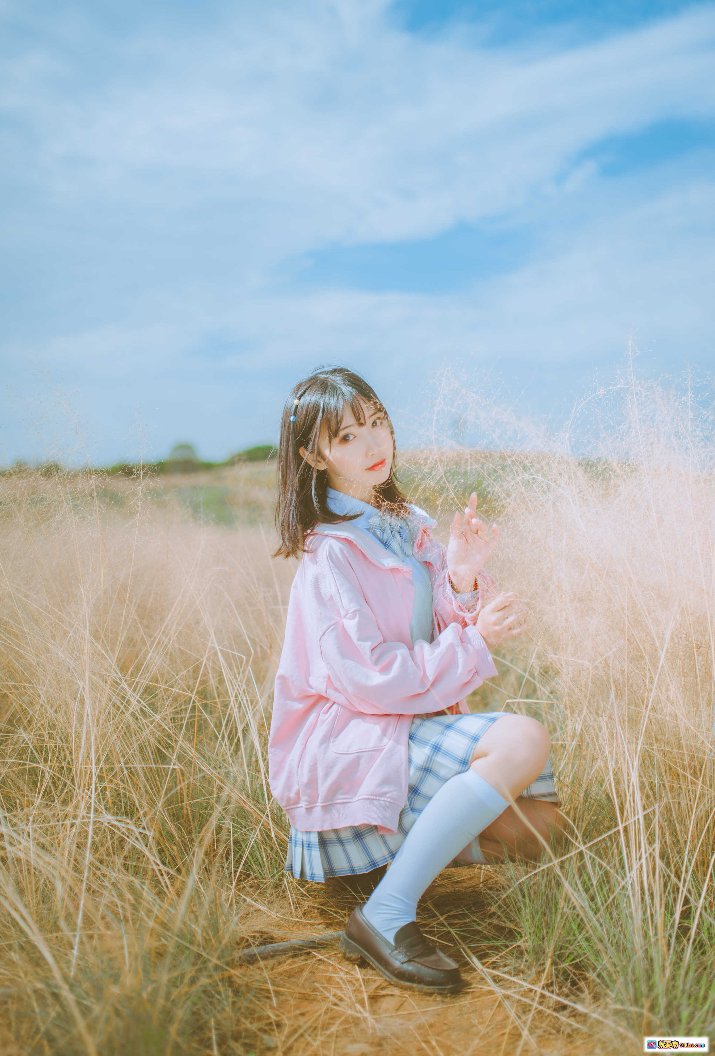 图片[6] - 面饼仙儿NO.063粉黛草JK写真｜粉色开衫格裙少女户外伸展自然光甜美风摄影集 - 就要吻