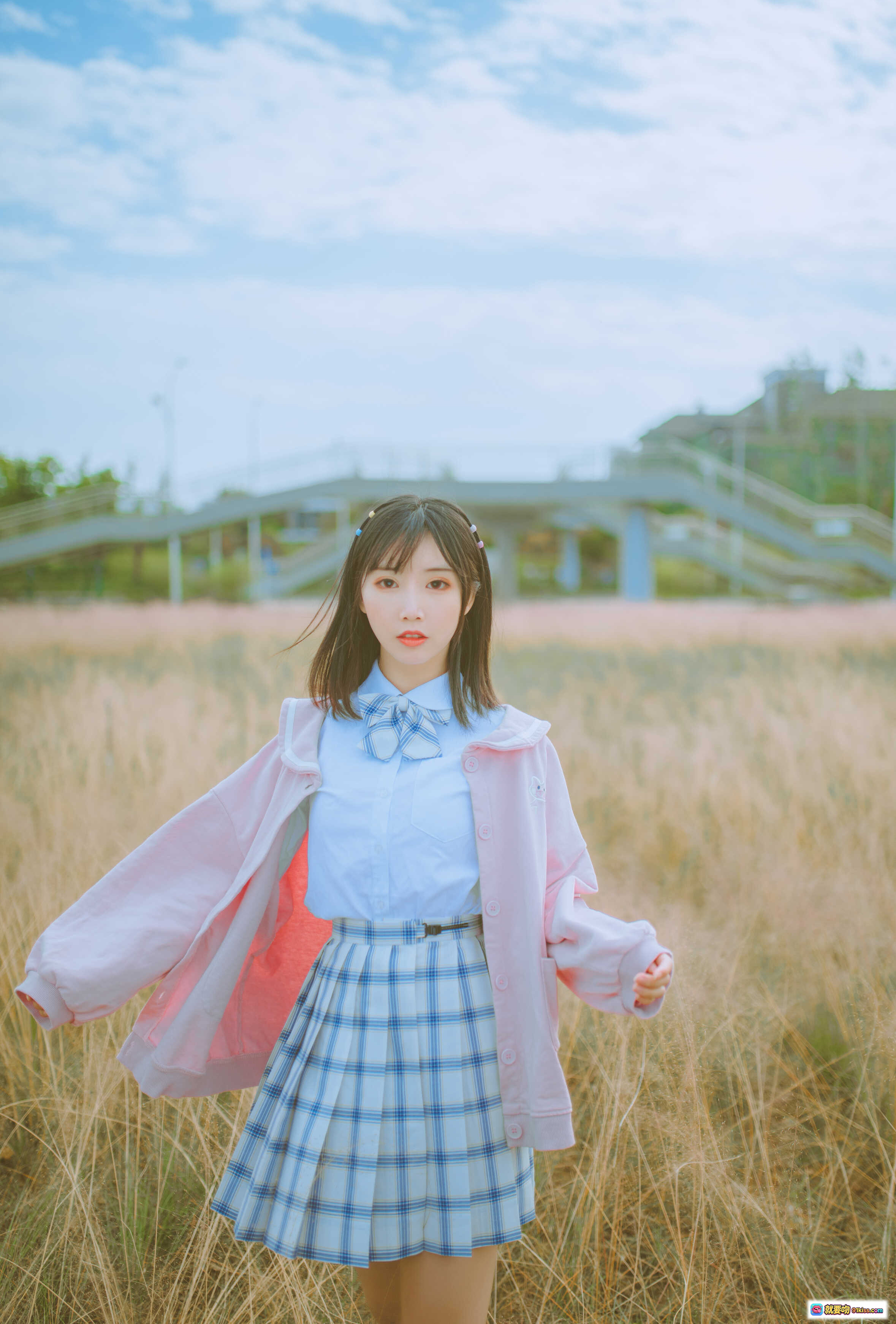 图片[5] - 面饼仙儿NO.063粉黛草JK写真｜粉色开衫格裙少女户外伸展自然光甜美风摄影集 - 就要吻
