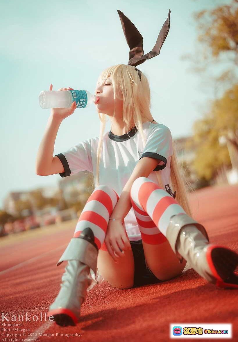 图片[4] - 岛风cosplay户外跑道写真｜舰娘舰これ角色扮演｜兔耳金发少女｜条纹长袜运动风｜Kankolle摄影作品 - 就要吻