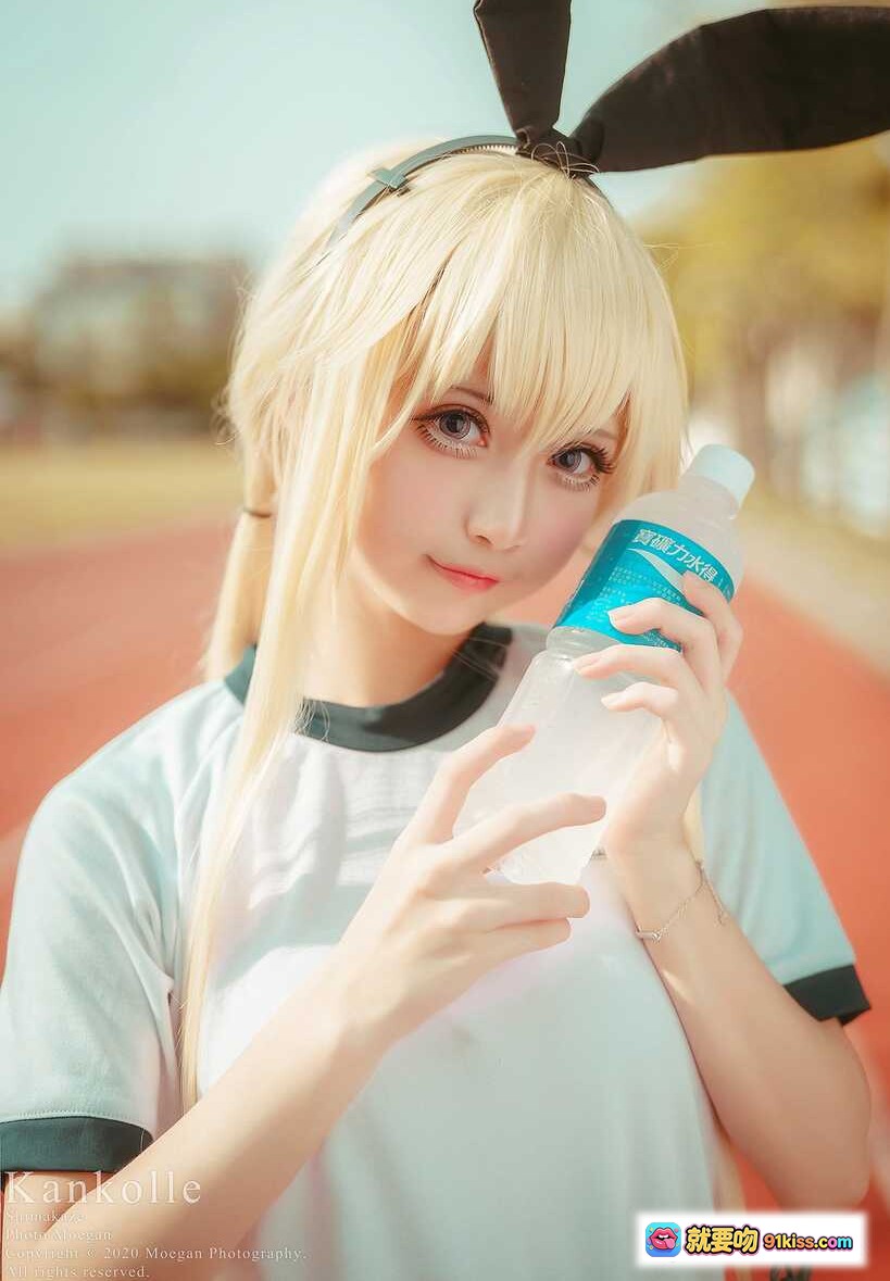 图片[2] - 岛风cosplay户外跑道写真｜舰娘舰これ角色扮演｜兔耳金发少女｜条纹长袜运动风｜Kankolle摄影作品 - 就要吻