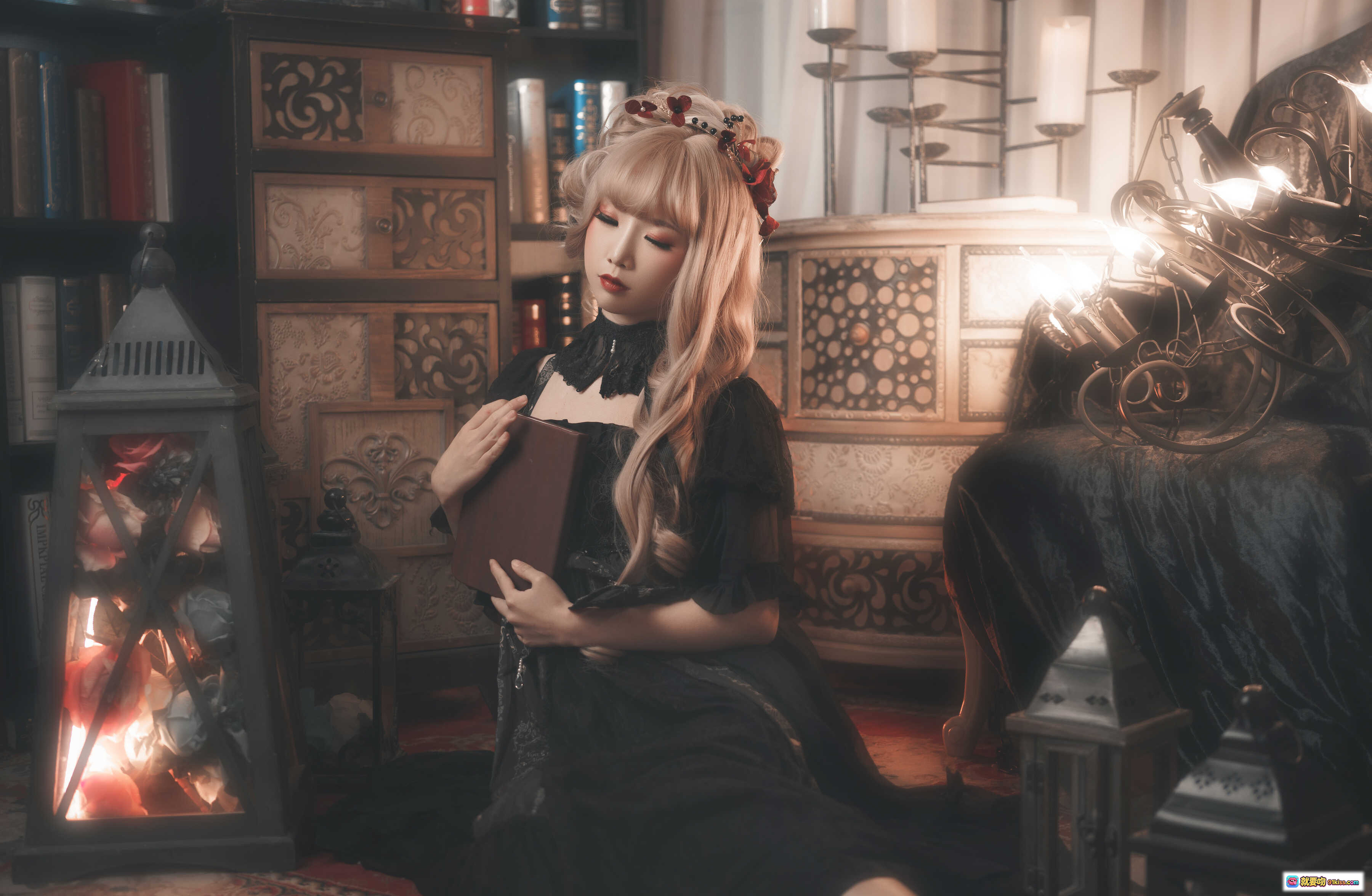 图片[2] - 面饼仙儿 NO.055 十六夜颂歌｜哥特洛丽塔少女｜复古书房场景｜黑色蕾丝裙装｜烛光灯笼氛围｜精致发饰与妆容｜12P高清写真 - 就要吻