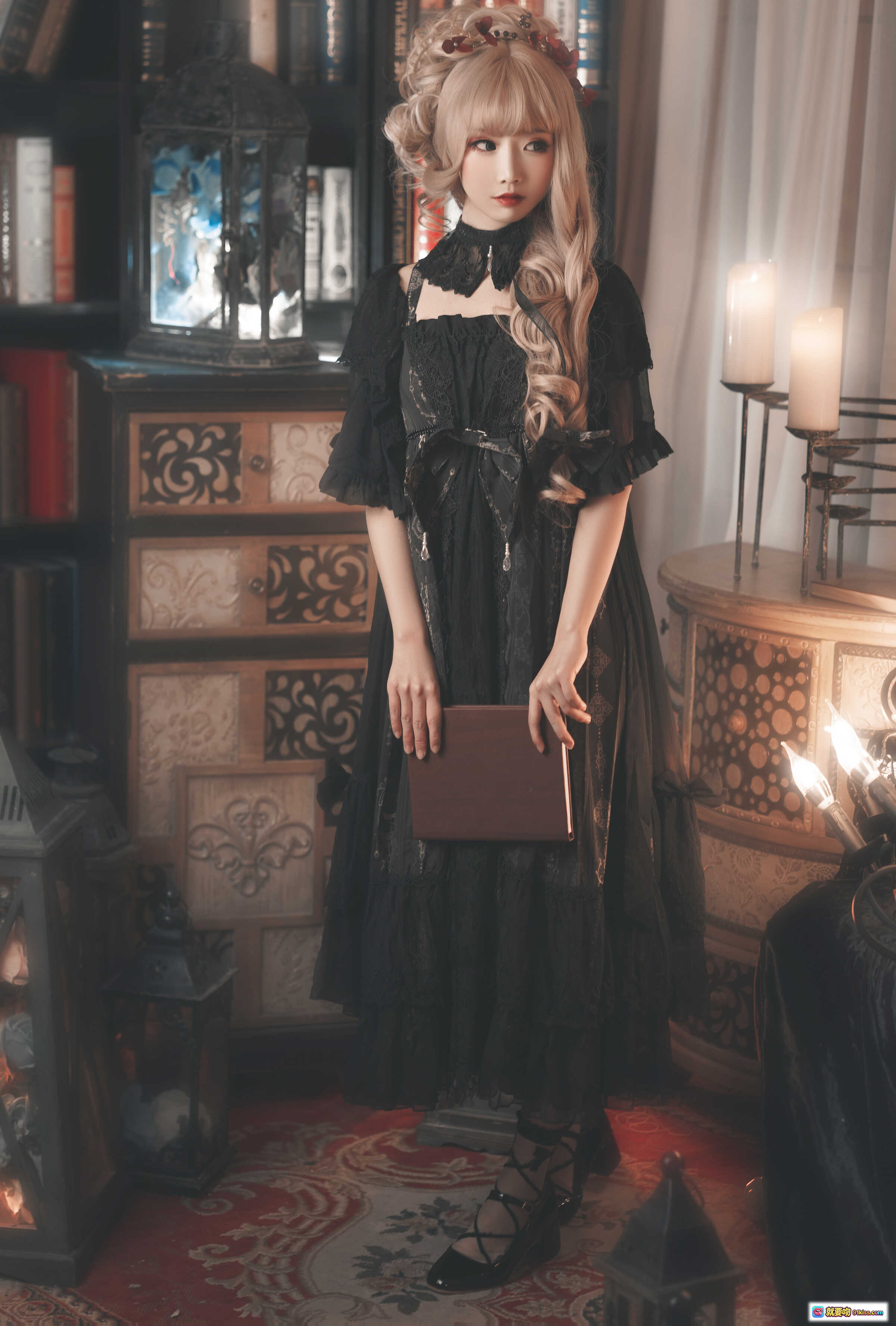 图片[10] - 面饼仙儿 NO.055 十六夜颂歌｜哥特洛丽塔少女｜复古书房场景｜黑色蕾丝裙装｜烛光灯笼氛围｜精致发饰与妆容｜12P高清写真 - 就要吻