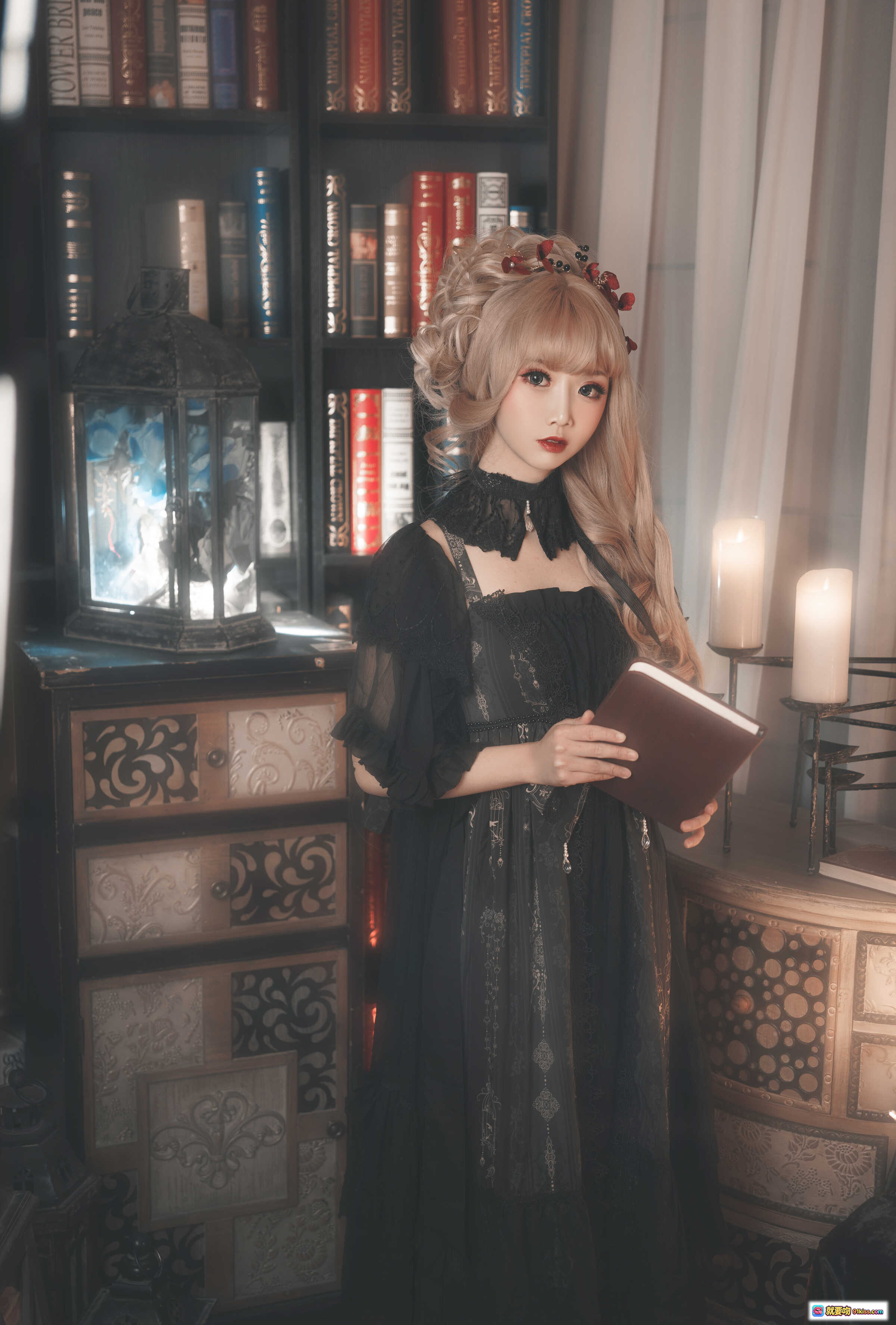 图片[7] - 面饼仙儿 NO.055 十六夜颂歌｜哥特洛丽塔少女｜复古书房场景｜黑色蕾丝裙装｜烛光灯笼氛围｜精致发饰与妆容｜12P高清写真 - 就要吻