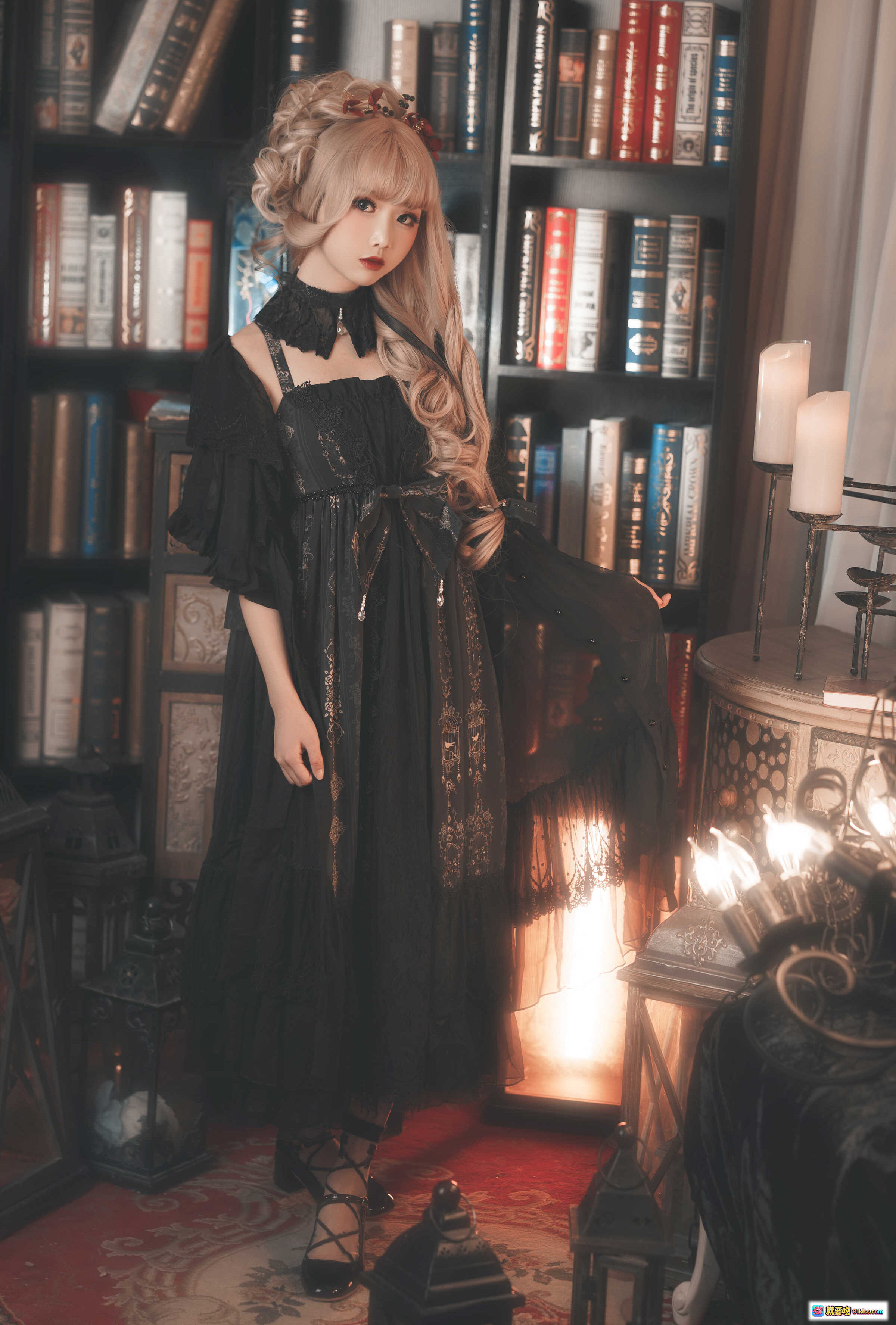 图片[4] - 面饼仙儿 NO.055 十六夜颂歌｜哥特洛丽塔少女｜复古书房场景｜黑色蕾丝裙装｜烛光灯笼氛围｜精致发饰与妆容｜12P高清写真 - 就要吻