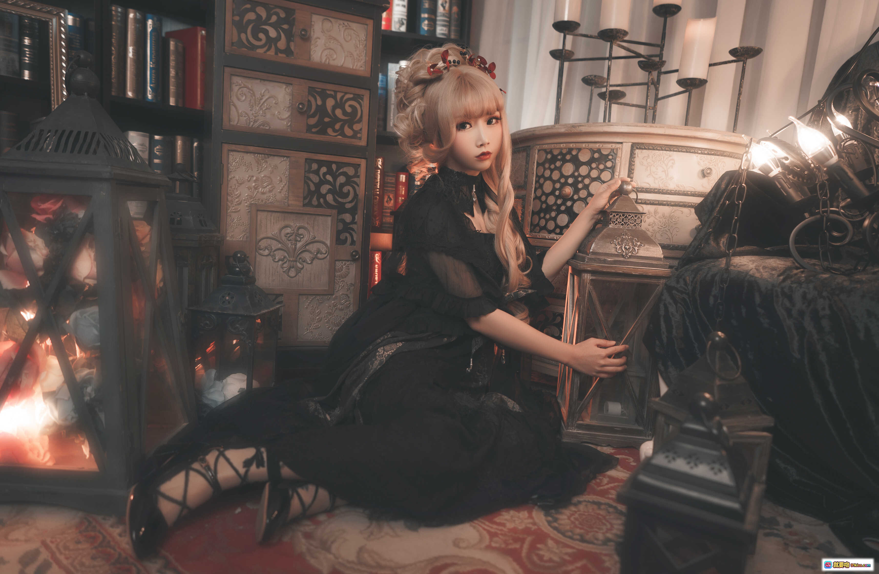 图片[1] - 面饼仙儿 NO.055 十六夜颂歌｜哥特洛丽塔少女｜复古书房场景｜黑色蕾丝裙装｜烛光灯笼氛围｜精致发饰与妆容｜12P高清写真 - 就要吻