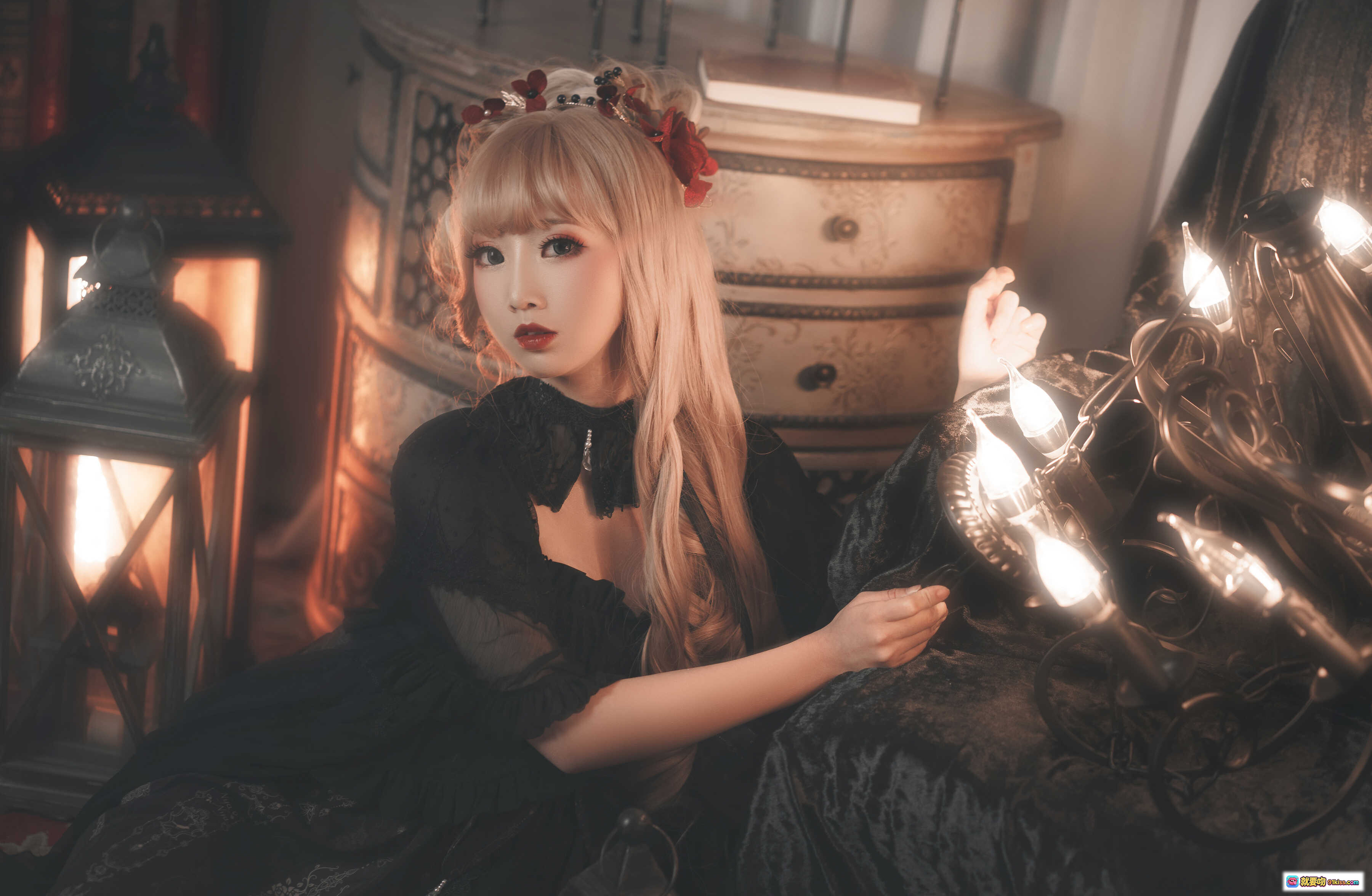 图片[6] - 面饼仙儿 NO.055 十六夜颂歌｜哥特洛丽塔少女｜复古书房场景｜黑色蕾丝裙装｜烛光灯笼氛围｜精致发饰与妆容｜12P高清写真 - 就要吻