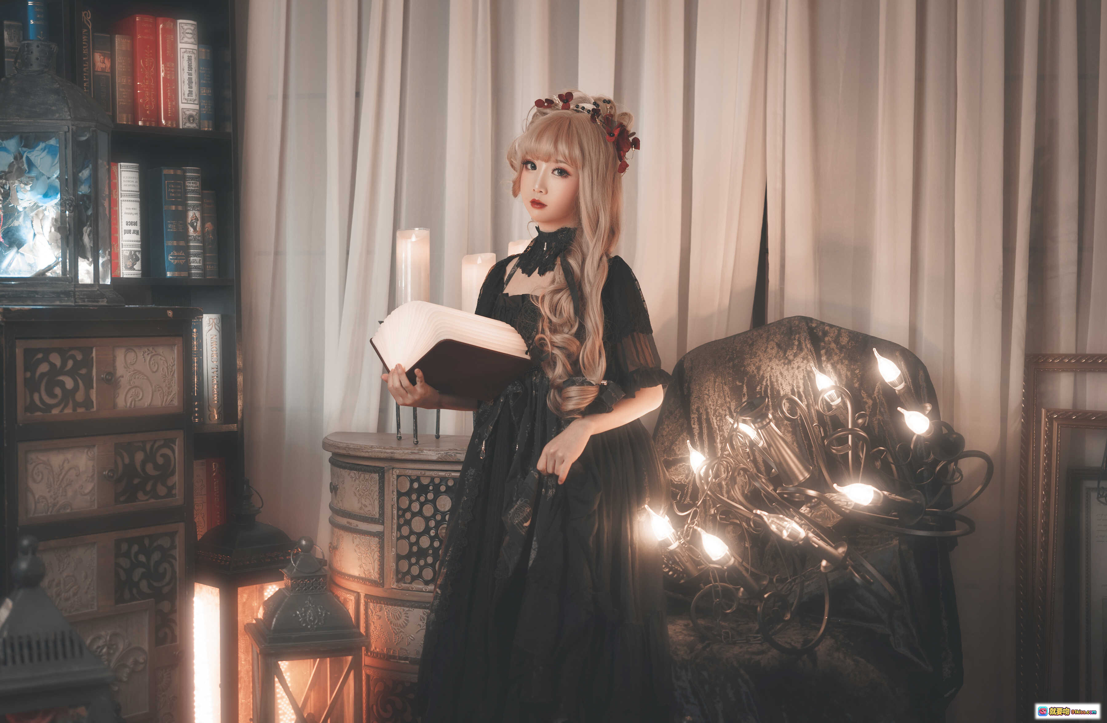 图片[5] - 面饼仙儿 NO.055 十六夜颂歌｜哥特洛丽塔少女｜复古书房场景｜黑色蕾丝裙装｜烛光灯笼氛围｜精致发饰与妆容｜12P高清写真 - 就要吻