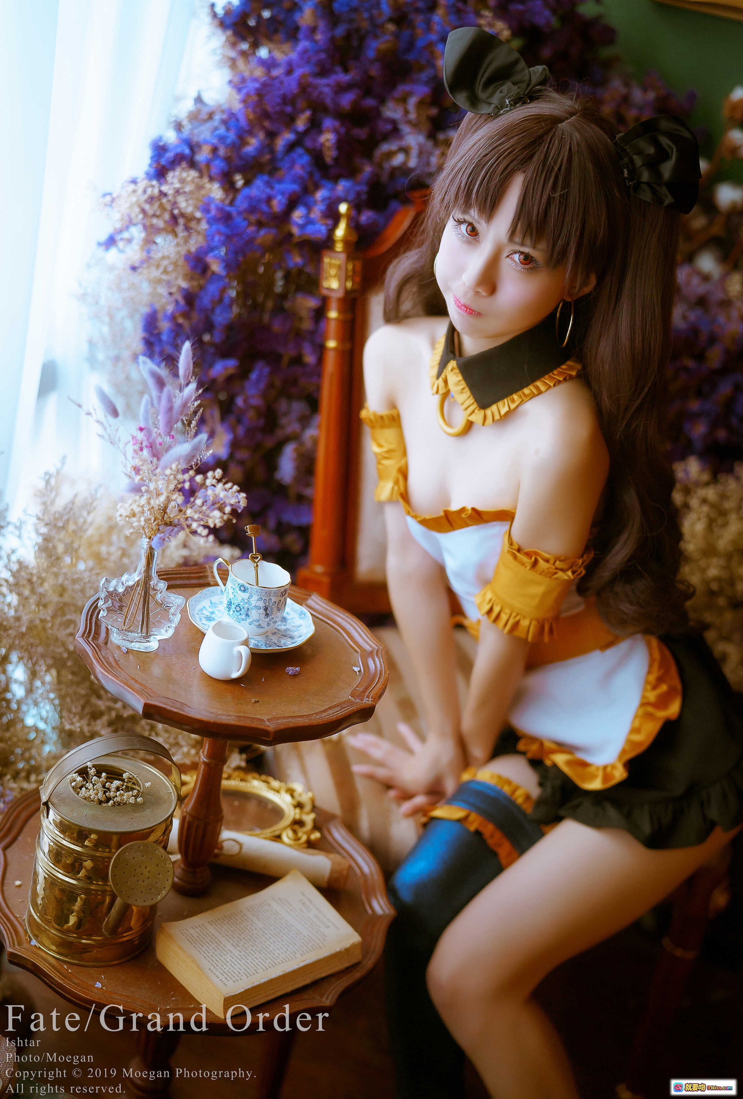 Fate/Grand Order 弓凛女仆装 Cosplay | Ishtar Maid Ver | 精致洛丽塔风格 | 紫色干花背景 | 复古茶具摆拍 | 优雅坐姿写真 - 就要吻