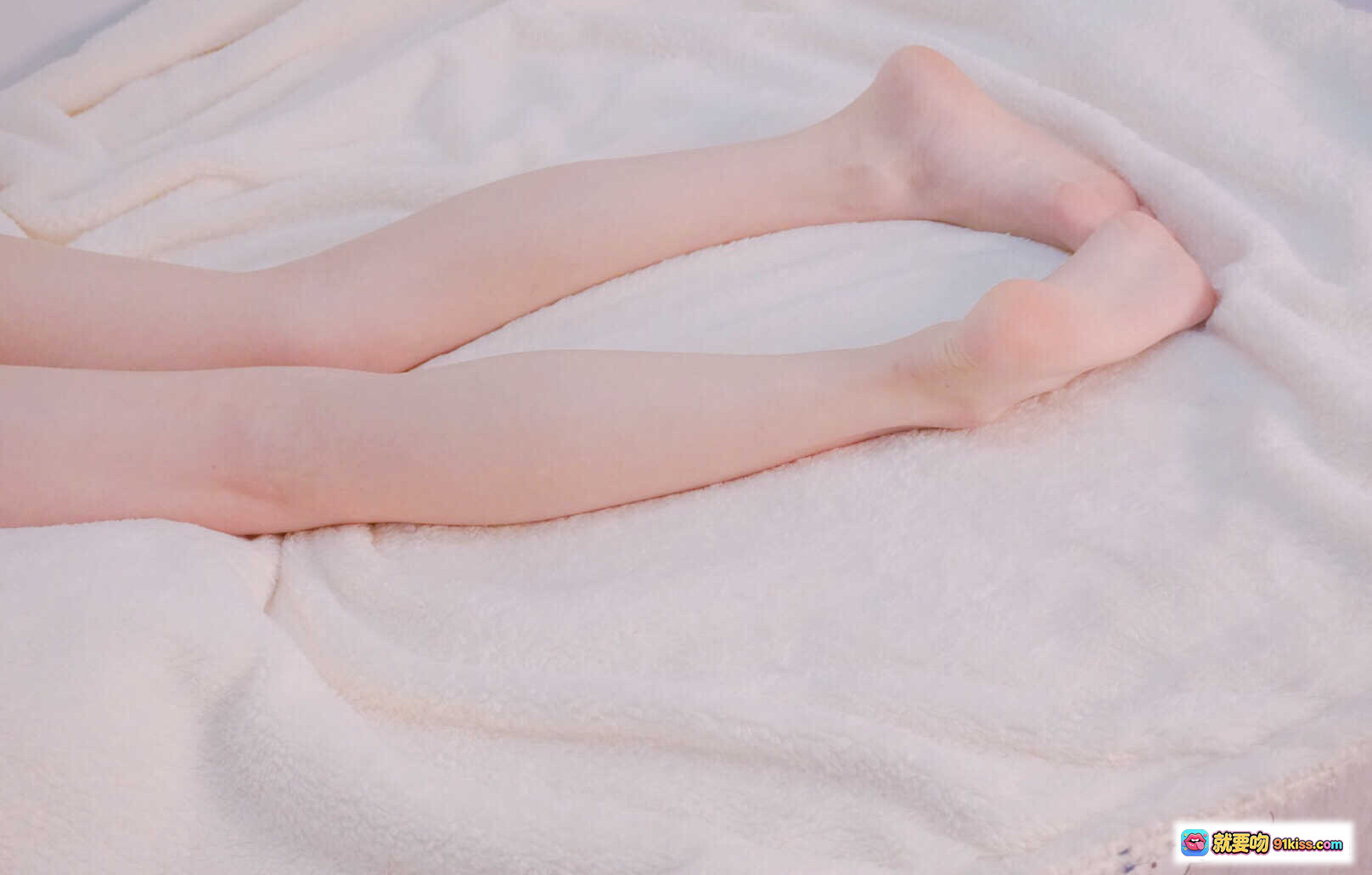 图片[7] - 眼酱大魔王W NO.012 一月会员写真 黑丝美臀 超薄透肉袜 红裙跪姿 丝袜诱惑 高跟皮鞋 白毛毯背景 60P高清图集 - 就要吻