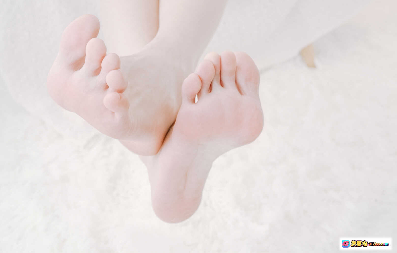 图片[10] - 眼酱大魔王W NO.012 一月会员写真 黑丝美臀 超薄透肉袜 红裙跪姿 丝袜诱惑 高跟皮鞋 白毛毯背景 60P高清图集 - 就要吻