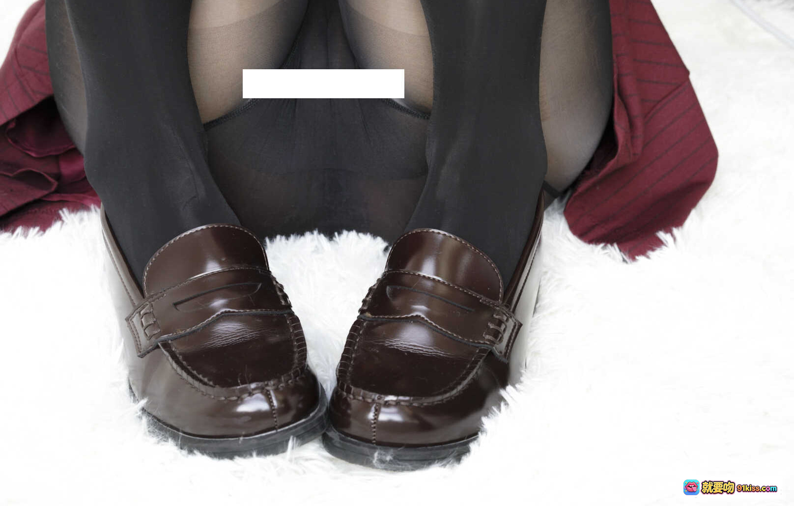 图片[5] - 眼酱大魔王W NO.012 一月会员写真 黑丝美臀 超薄透肉袜 红裙跪姿 丝袜诱惑 高跟皮鞋 白毛毯背景 60P高清图集 - 就要吻