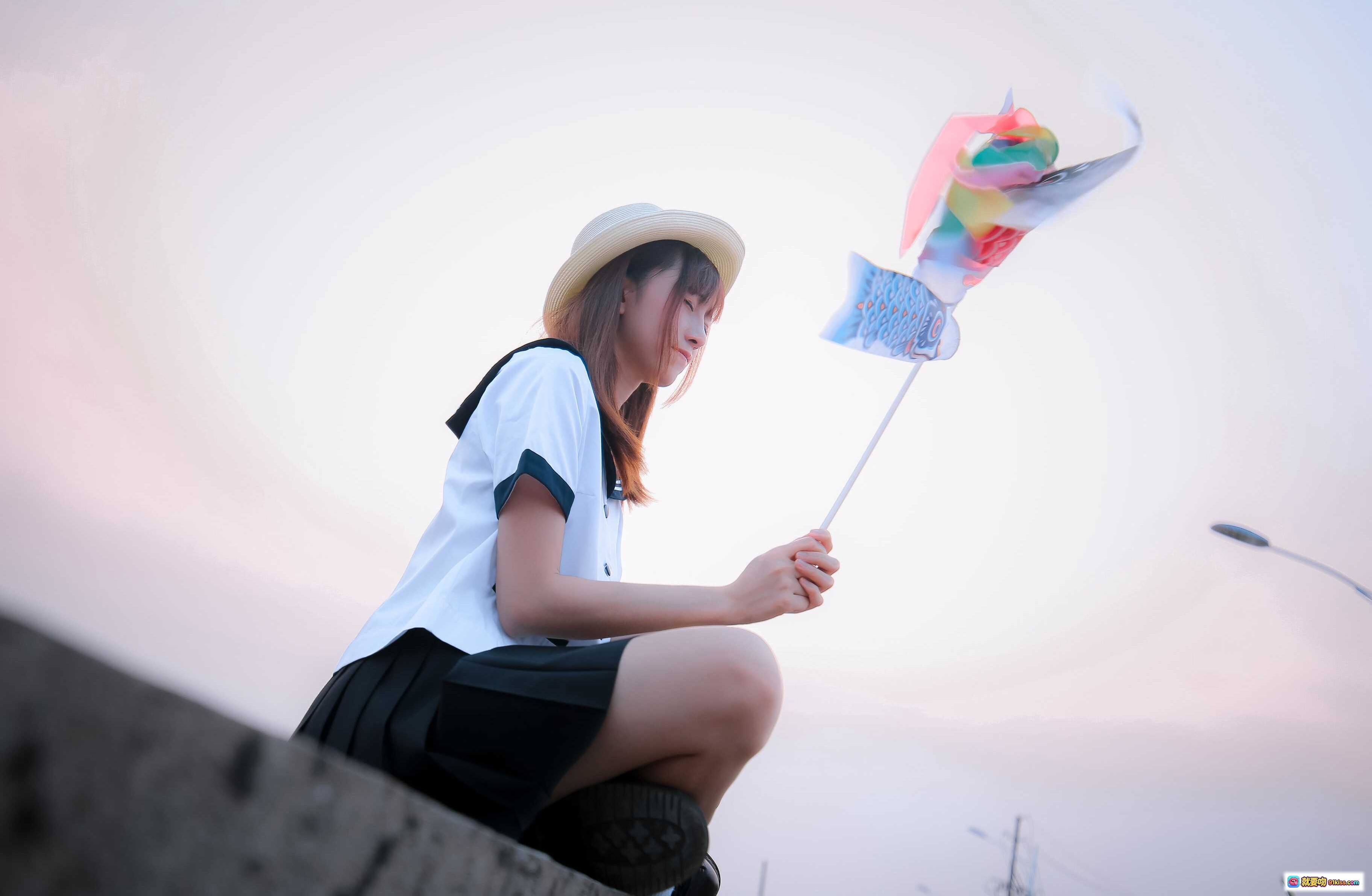 图片[6] - 少女情怀总是诗 JK制服少女田园写真 戴草帽绿叶点缀 双手合十跪坐菜园 清新自然日系风格 - 就要吻