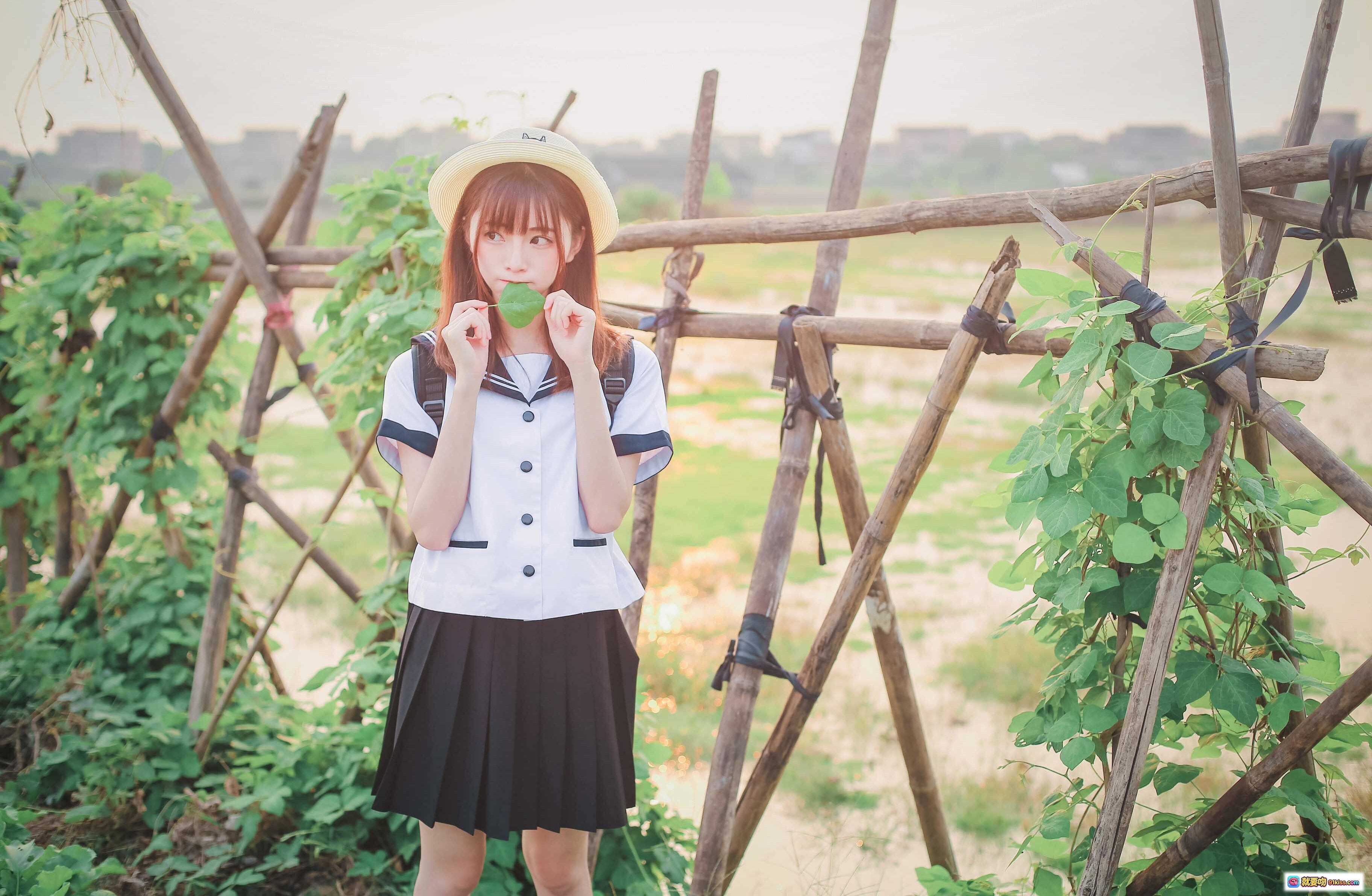 图片[4] - 少女情怀总是诗 JK制服少女田园写真 戴草帽绿叶点缀 双手合十跪坐菜园 清新自然日系风格 - 就要吻