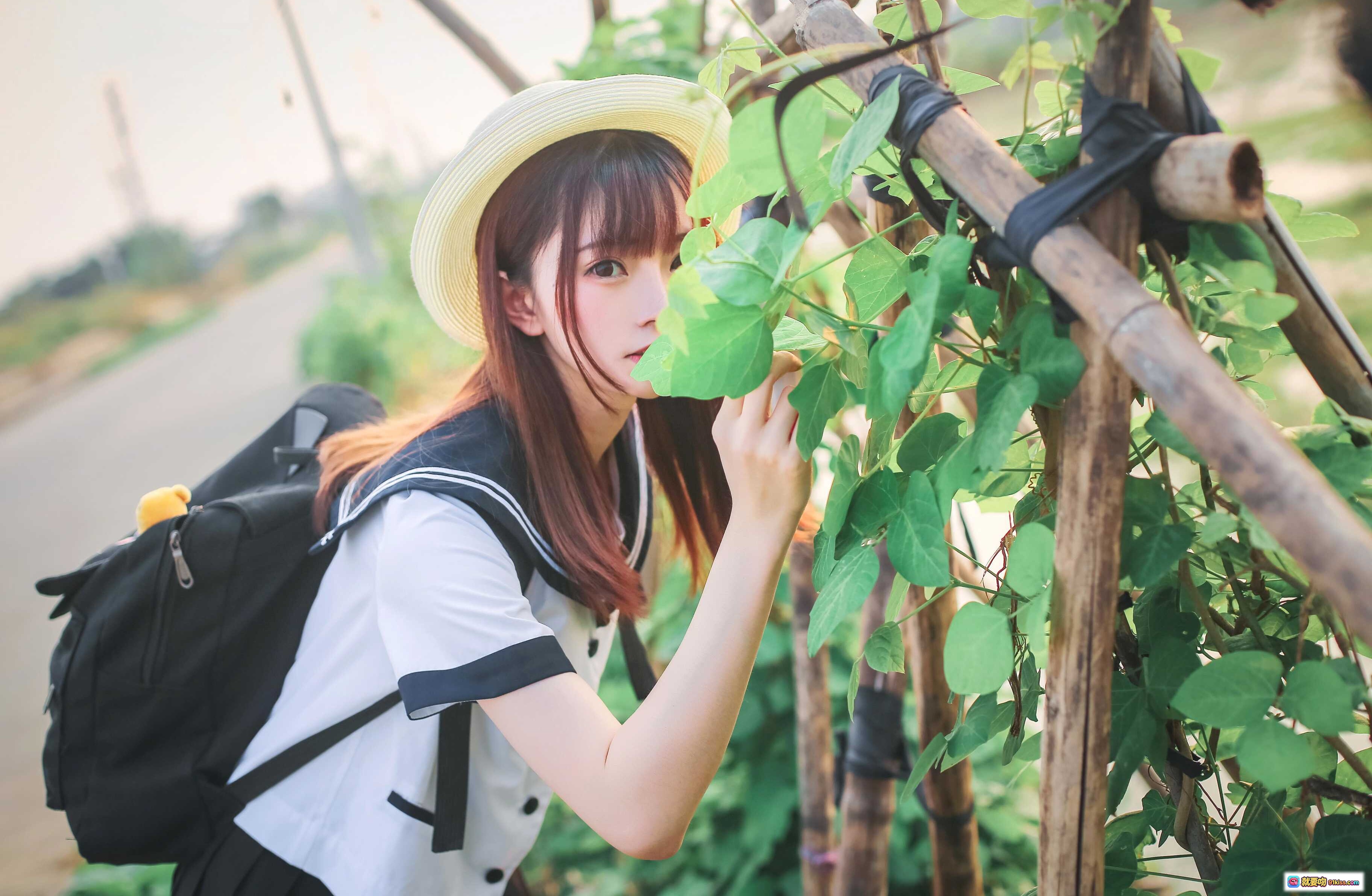 图片[10] - 少女情怀总是诗 JK制服少女田园写真 戴草帽绿叶点缀 双手合十跪坐菜园 清新自然日系风格 - 就要吻