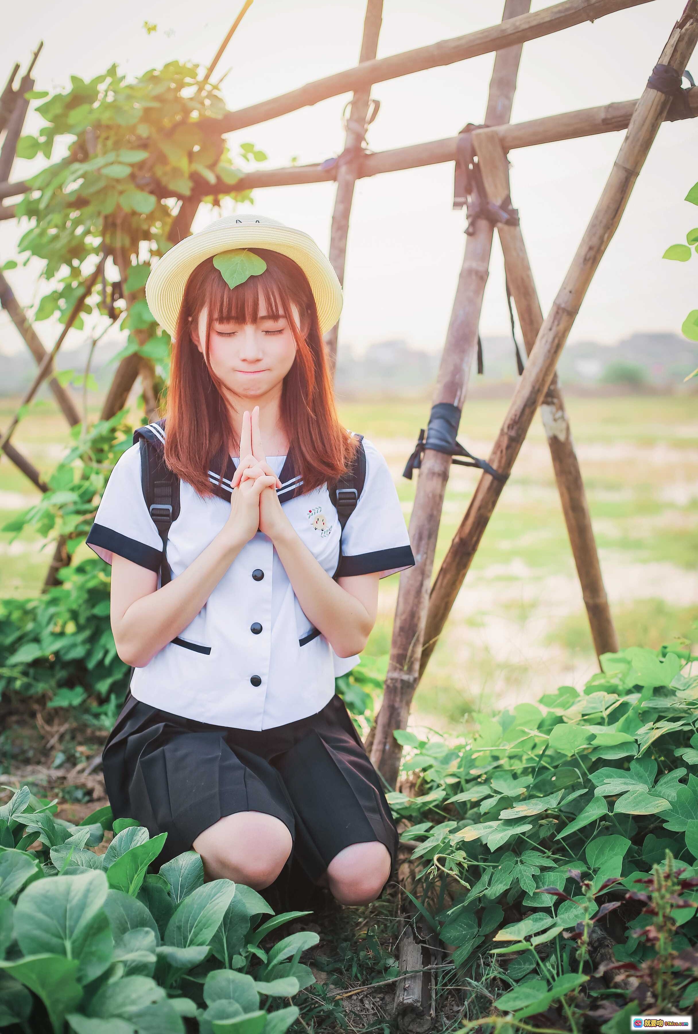 图片[1] - 少女情怀总是诗 JK制服少女田园写真 戴草帽绿叶点缀 双手合十跪坐菜园 清新自然日系风格 - 就要吻