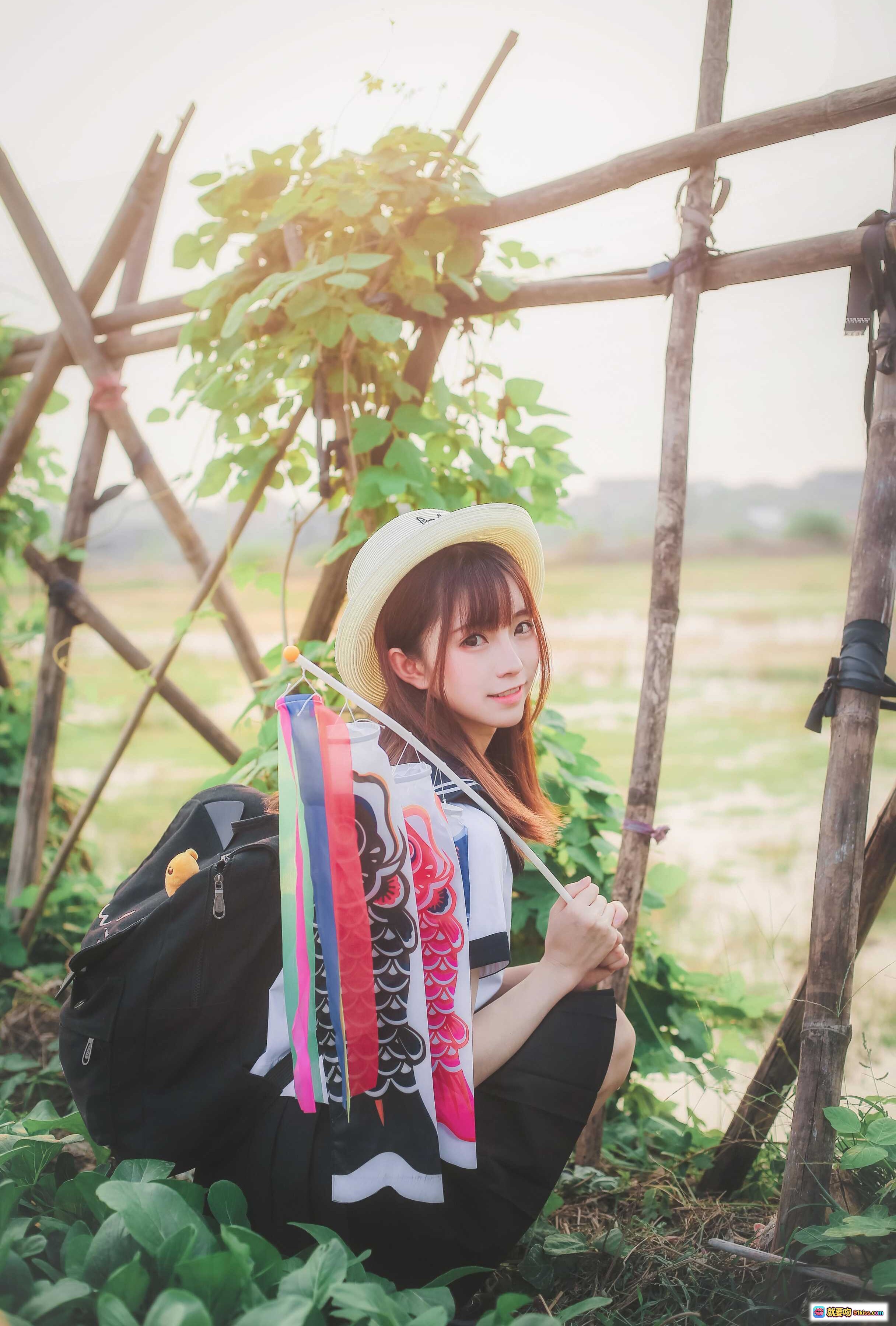 图片[7] - 少女情怀总是诗 JK制服少女田园写真 戴草帽绿叶点缀 双手合十跪坐菜园 清新自然日系风格 - 就要吻