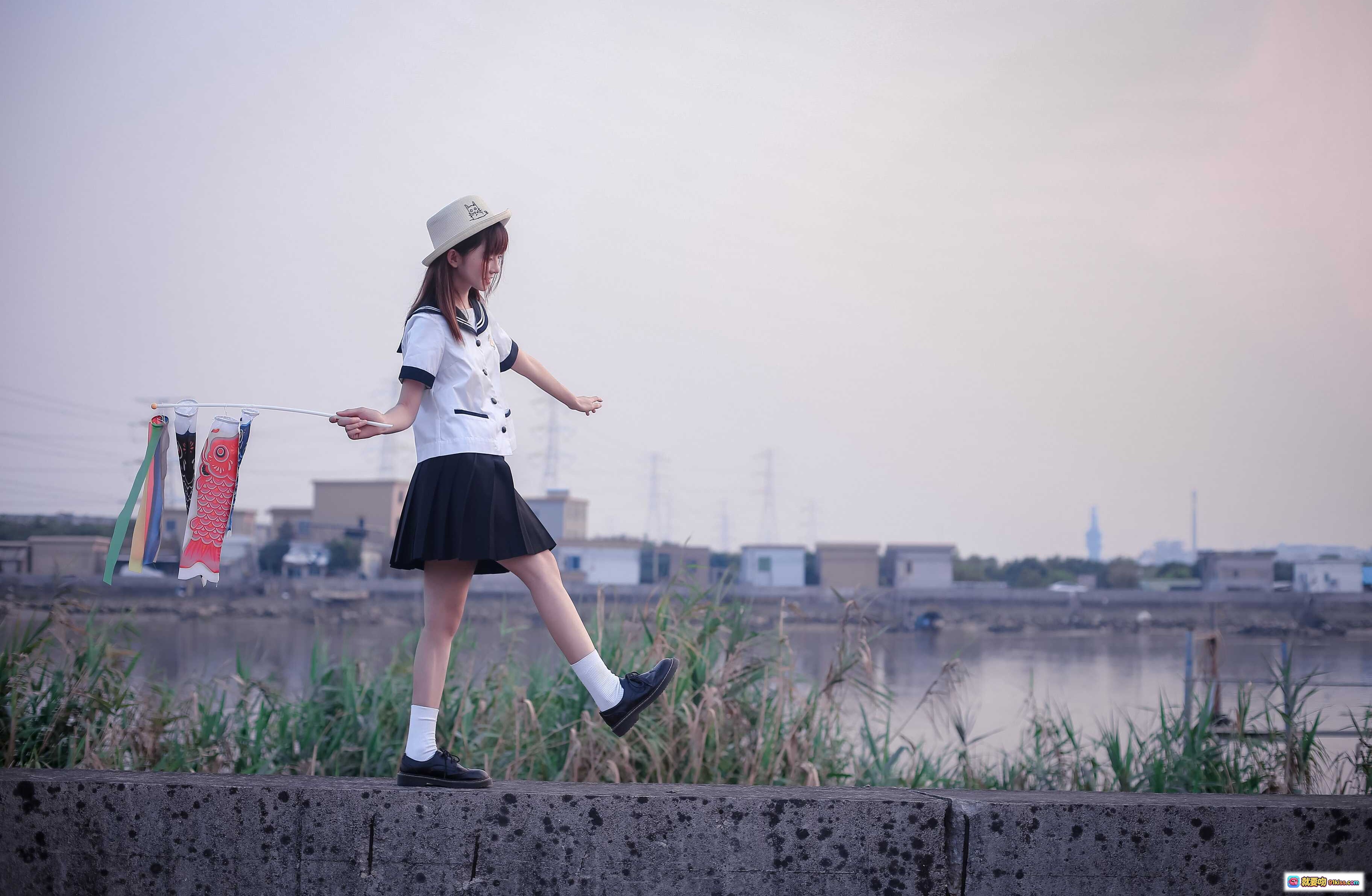 图片[8] - 少女情怀总是诗 JK制服少女田园写真 戴草帽绿叶点缀 双手合十跪坐菜园 清新自然日系风格 - 就要吻