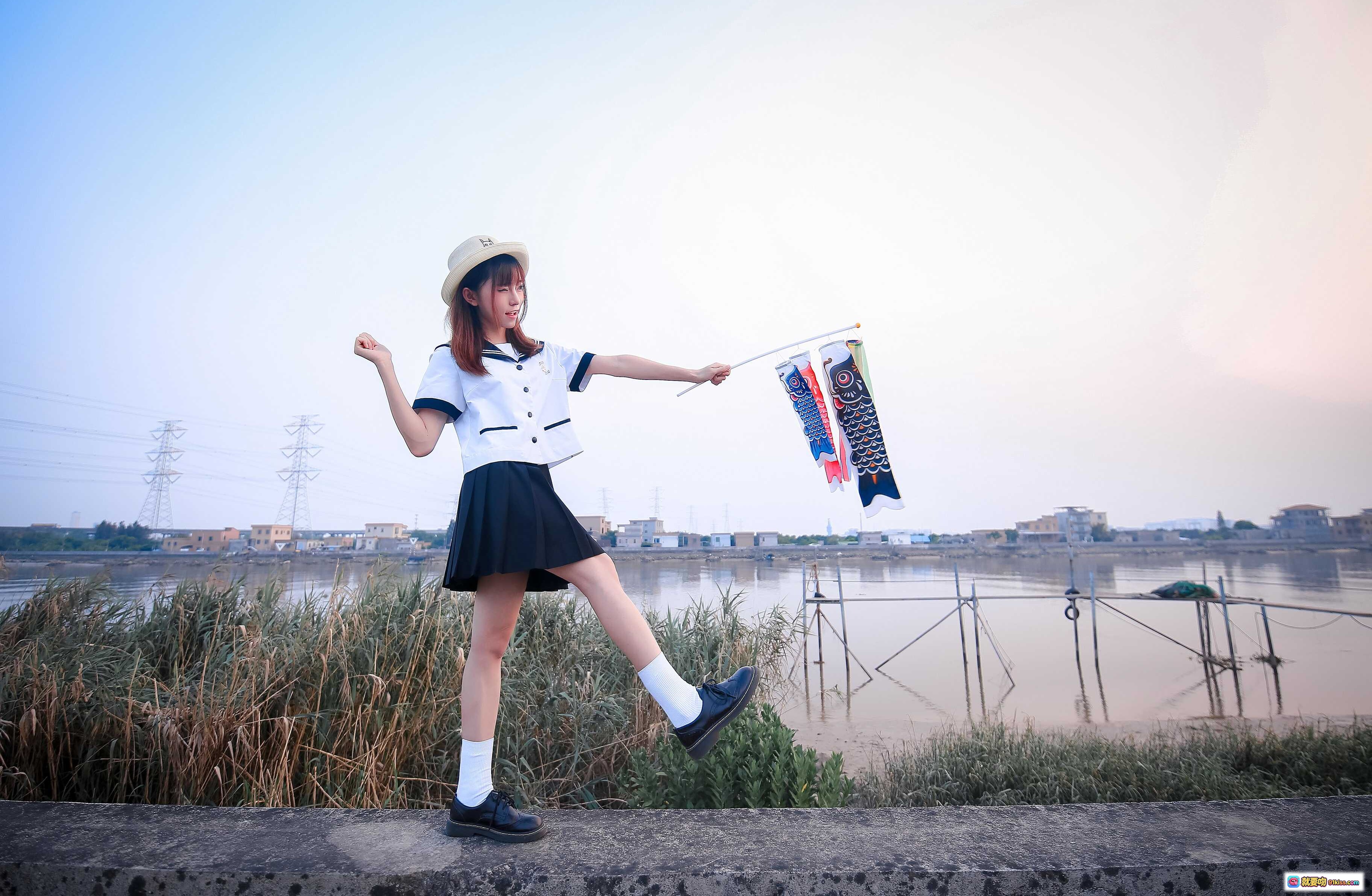 图片[5] - 少女情怀总是诗 JK制服少女田园写真 戴草帽绿叶点缀 双手合十跪坐菜园 清新自然日系风格 - 就要吻