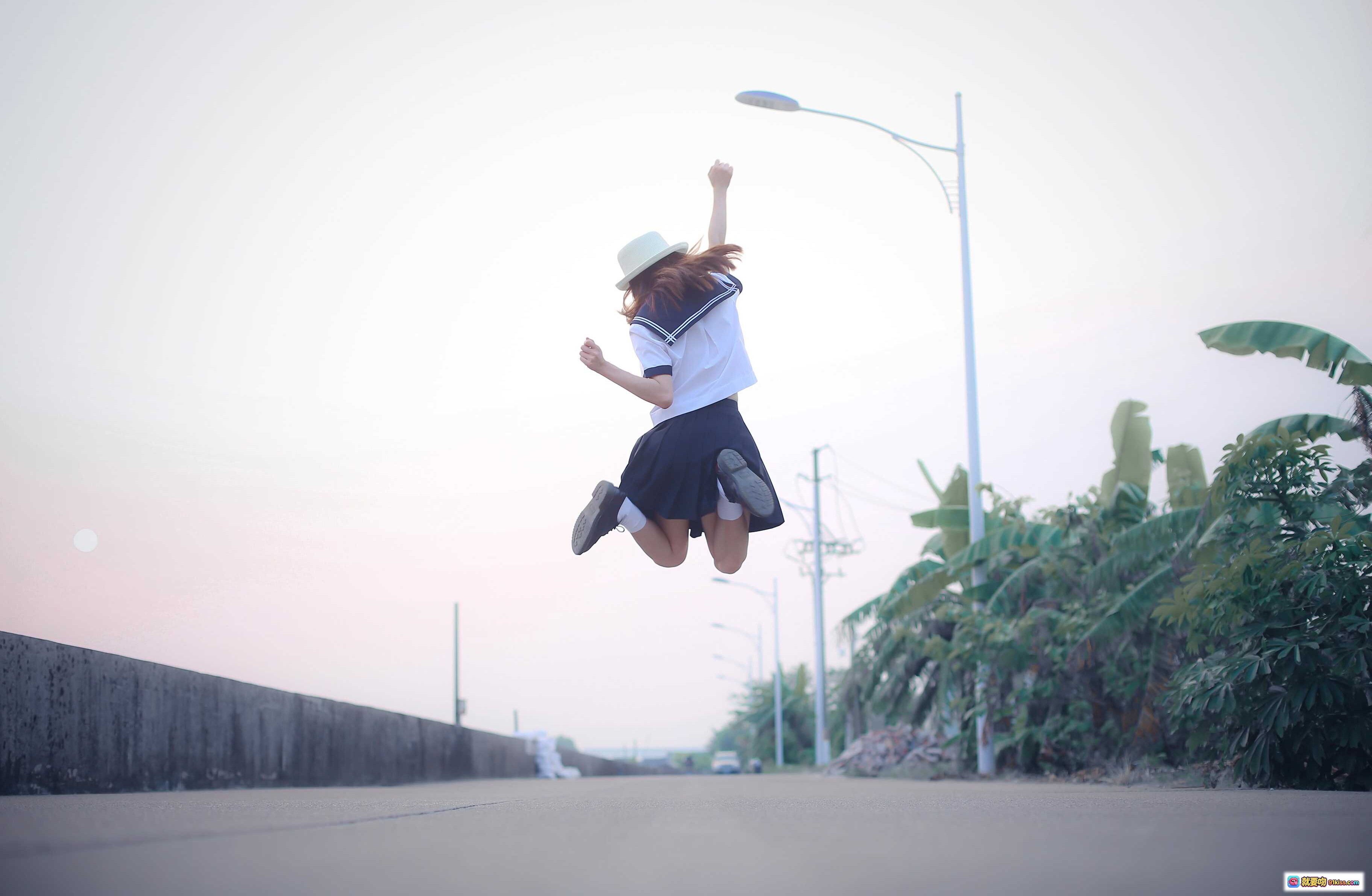 图片[3] - 少女情怀总是诗 JK制服少女田园写真 戴草帽绿叶点缀 双手合十跪坐菜园 清新自然日系风格 - 就要吻