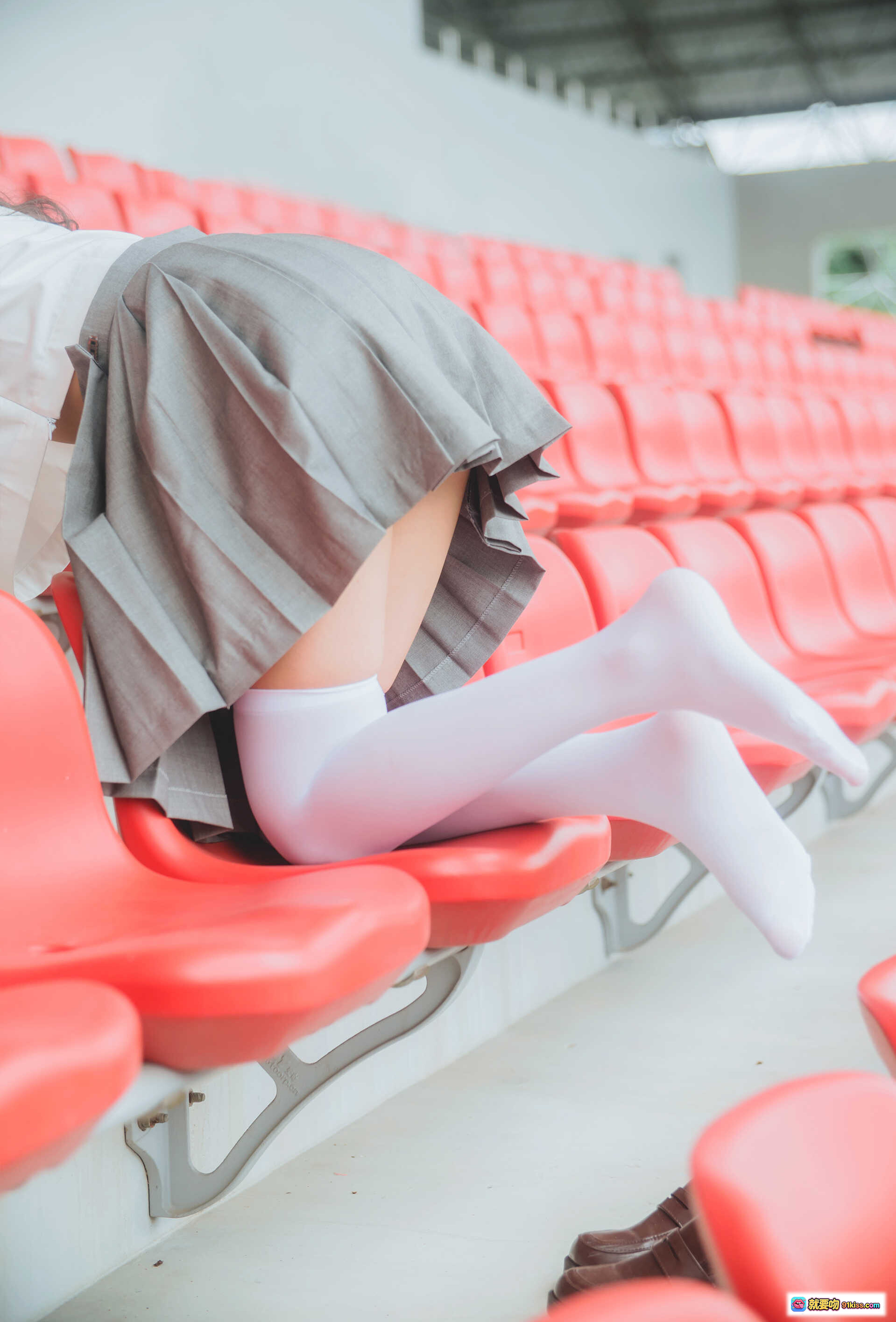 图片[3] - 木绵绵OwO NO.001 JK制服写真 38P高清少女校园风 红色座椅日系清纯穿搭 白袜棕鞋温柔坐姿 - 就要吻