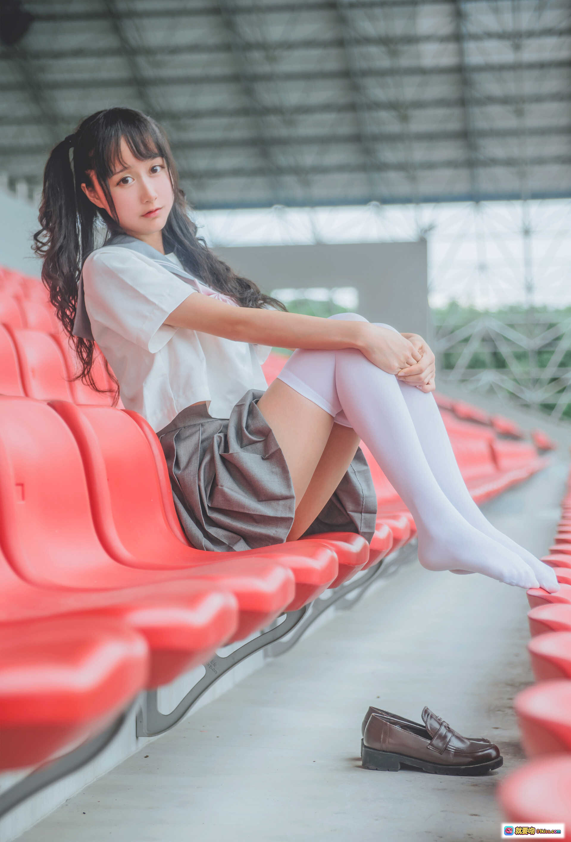 图片[5] - 木绵绵OwO NO.001 JK制服写真 38P高清少女校园风 红色座椅日系清纯穿搭 白袜棕鞋温柔坐姿 - 就要吻