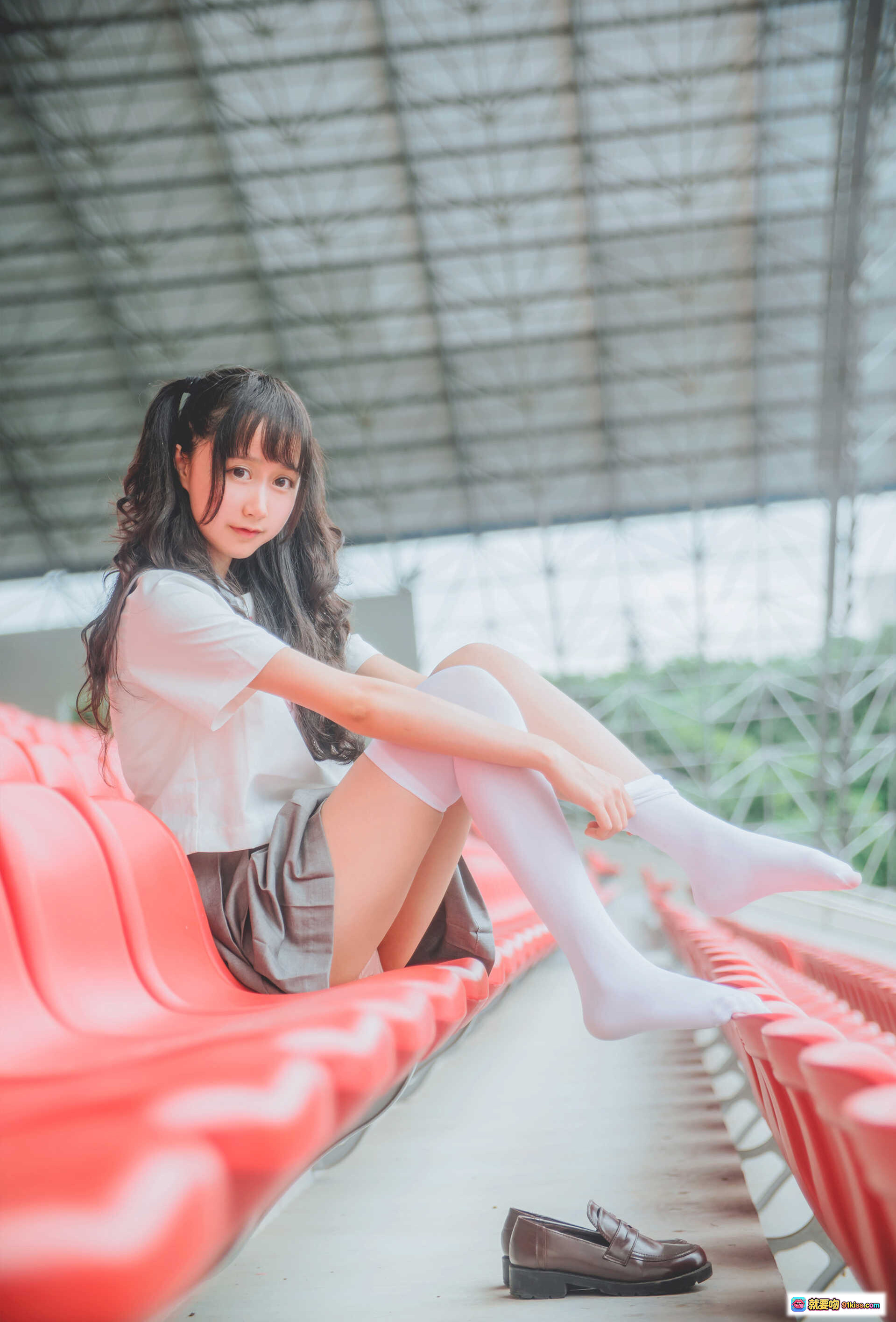 图片[2] - 木绵绵OwO NO.001 JK制服写真 38P高清少女校园风 红色座椅日系清纯穿搭 白袜棕鞋温柔坐姿 - 就要吻