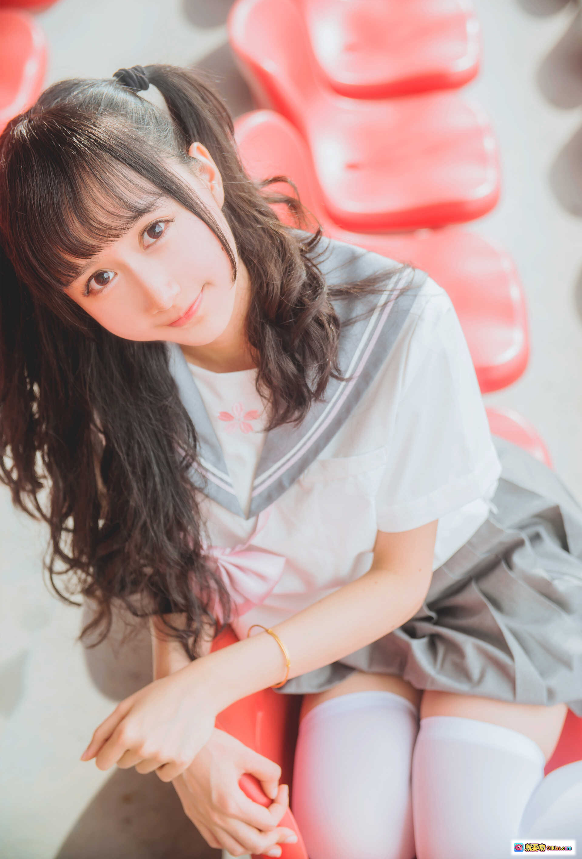 图片[8] - 木绵绵OwO NO.001 JK制服写真 38P高清少女校园风 红色座椅日系清纯穿搭 白袜棕鞋温柔坐姿 - 就要吻