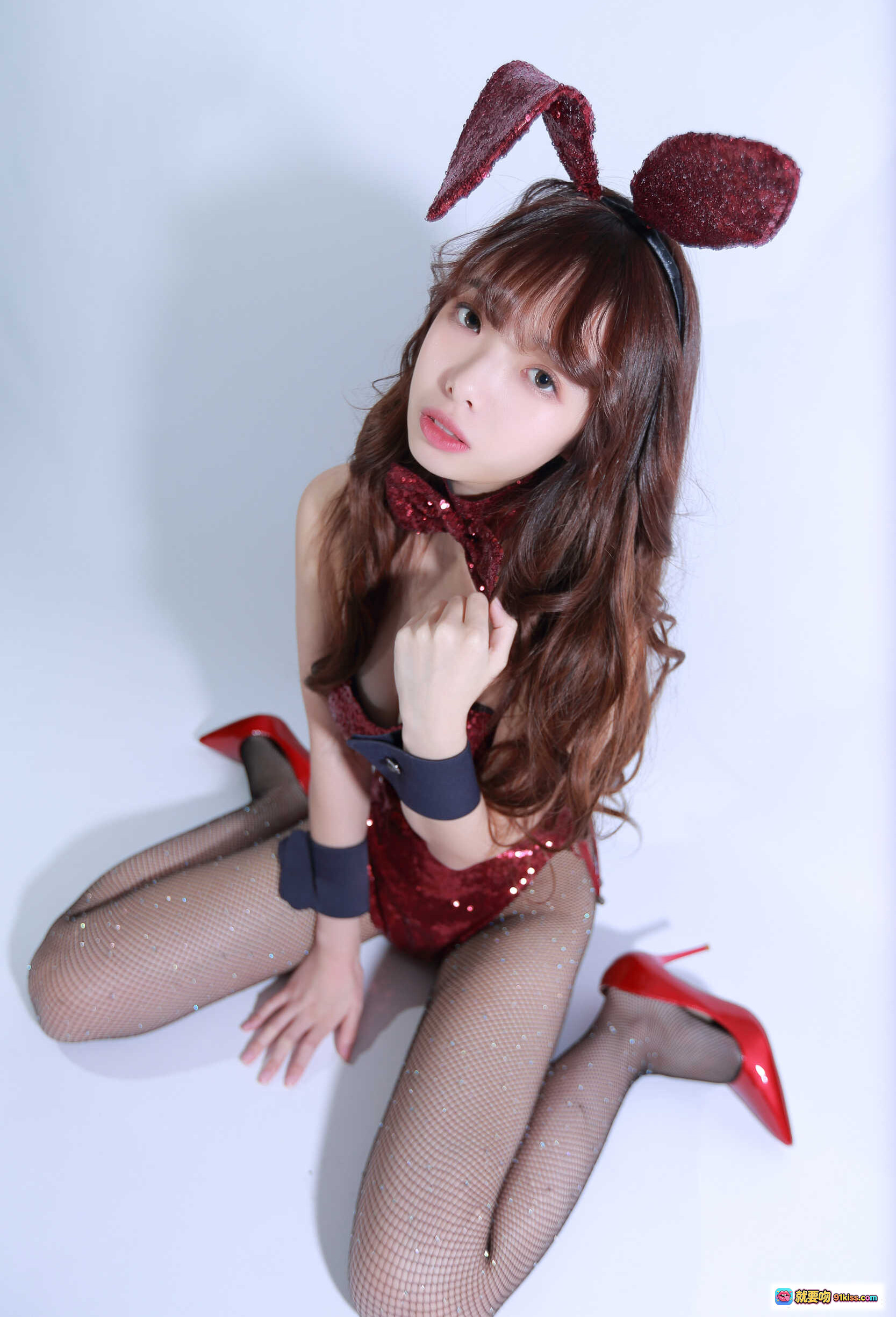 图片[2] - 雯妹不讲道理NO.001元旦兔女郎写真｜红亮片紧身衣+渔网袜+高跟鞋+兔耳发饰性感蹲姿拍摄 - 就要吻