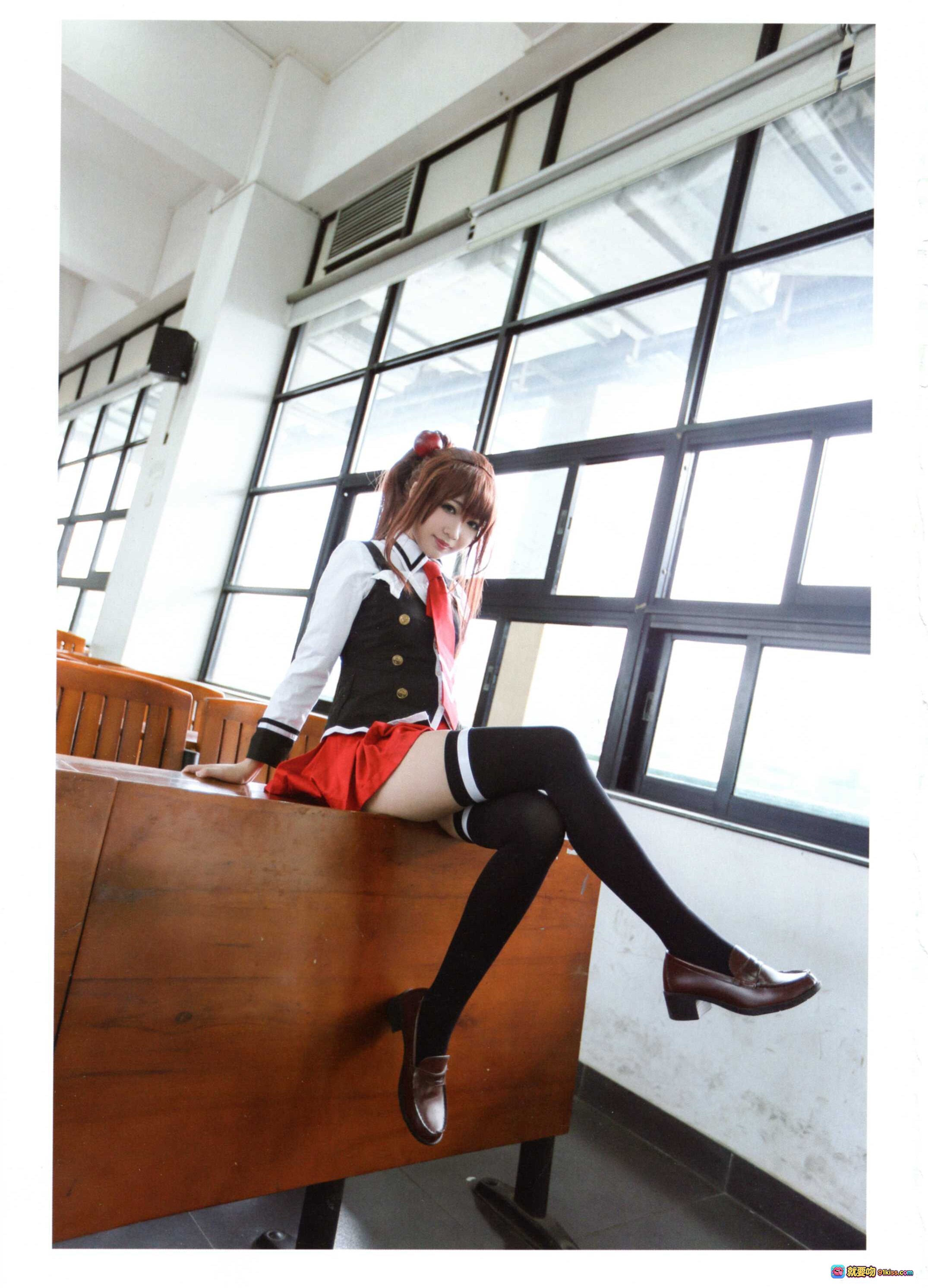 铭铭Kizami NO.001 伊万里胡桃 cosplay写真 | 校园教室窗边木桌黑丝红裙制服美少女摆拍 - 就要吻
