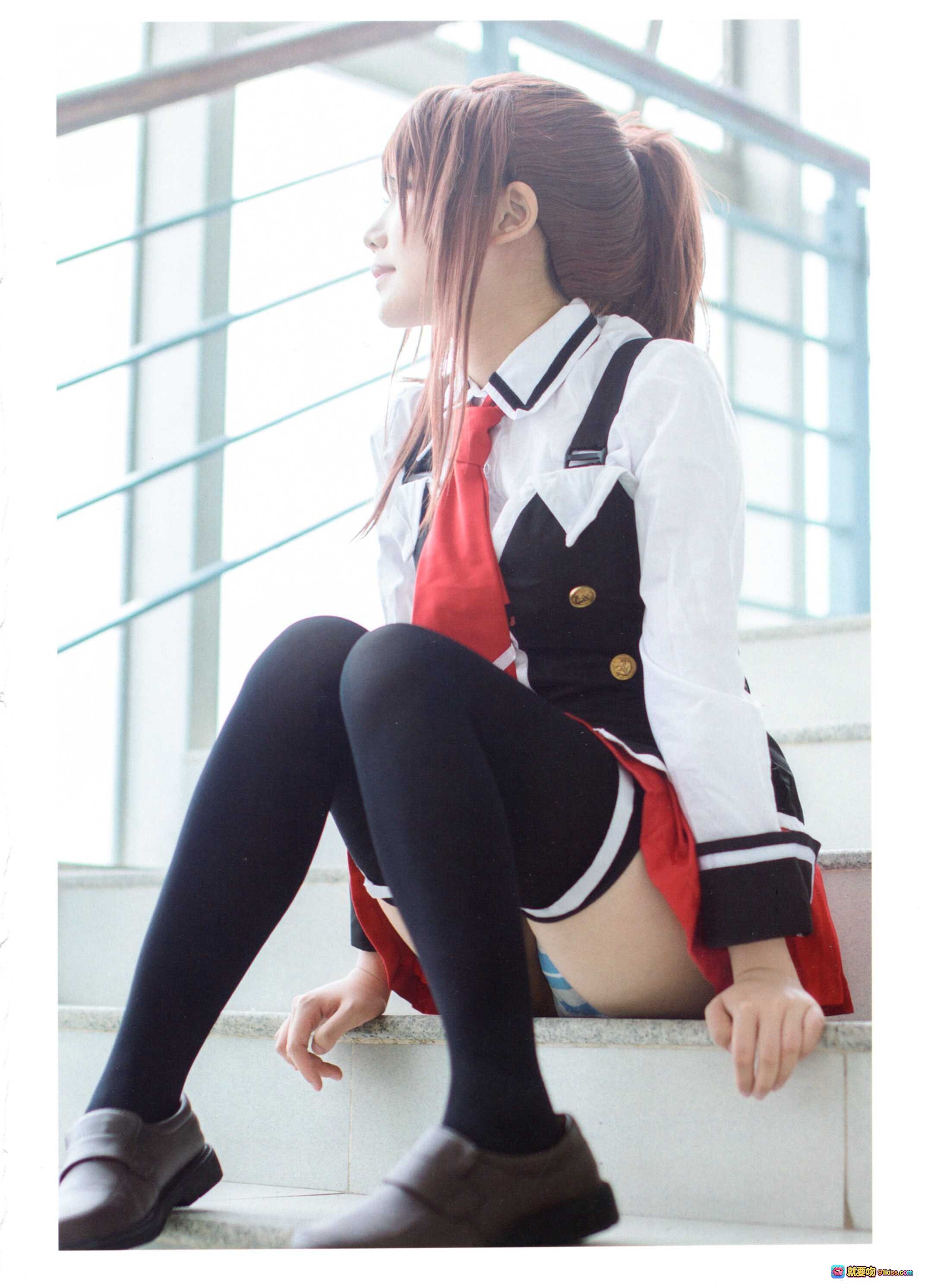 图片[7] - 铭铭Kizami NO.001 伊万里胡桃 cosplay写真 | 校园教室窗边木桌黑丝红裙制服美少女摆拍 - 就要吻