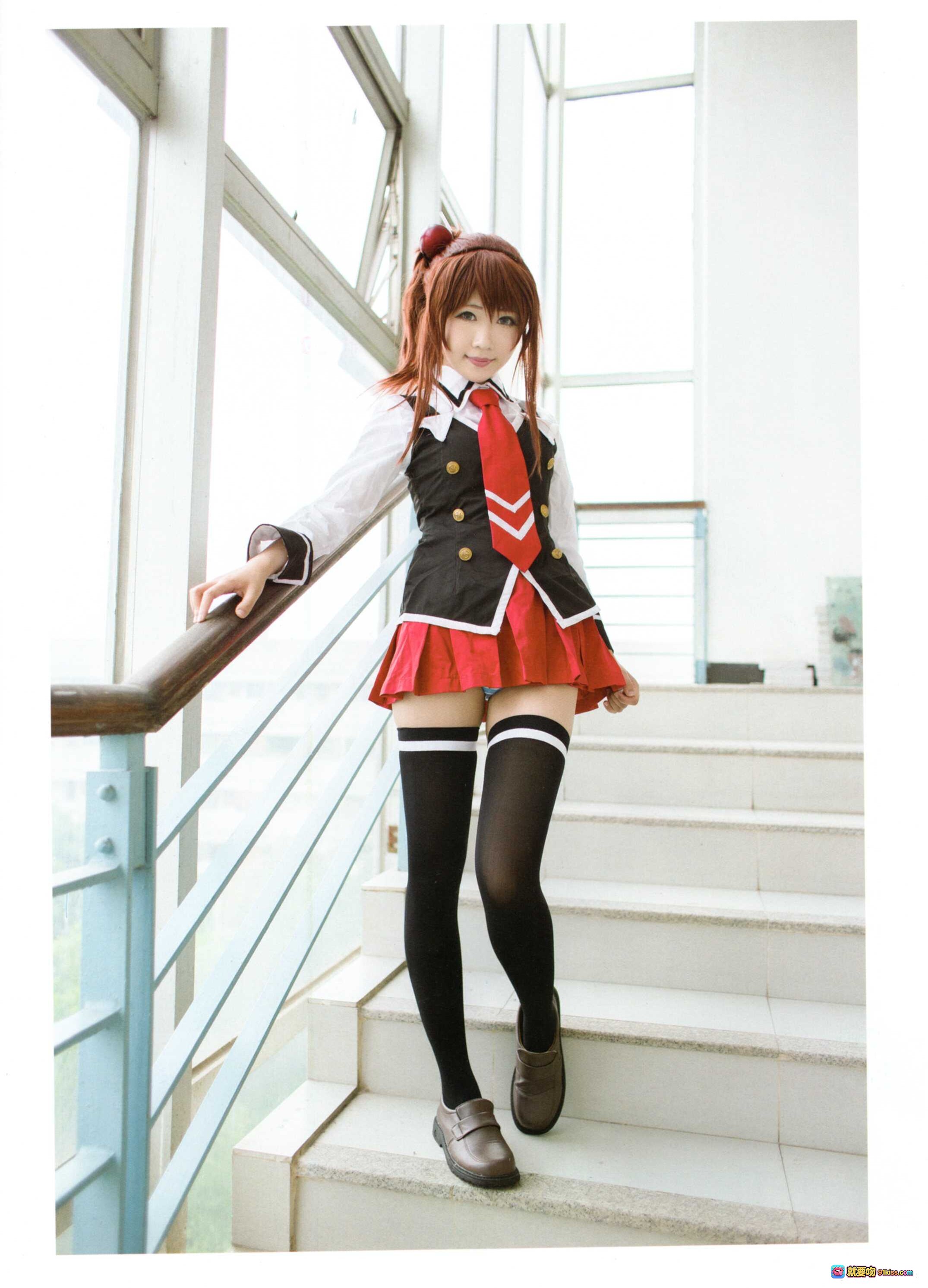 图片[2] - 铭铭Kizami NO.001 伊万里胡桃 cosplay写真 | 校园教室窗边木桌黑丝红裙制服美少女摆拍 - 就要吻