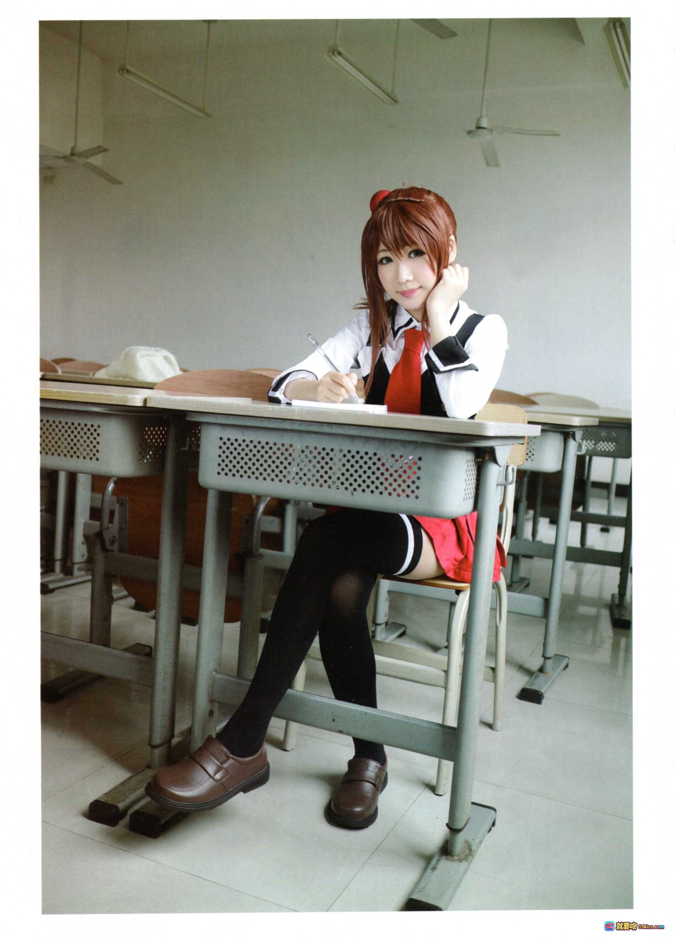 图片[10] - 铭铭Kizami NO.001 伊万里胡桃 cosplay写真 | 校园教室窗边木桌黑丝红裙制服美少女摆拍 - 就要吻
