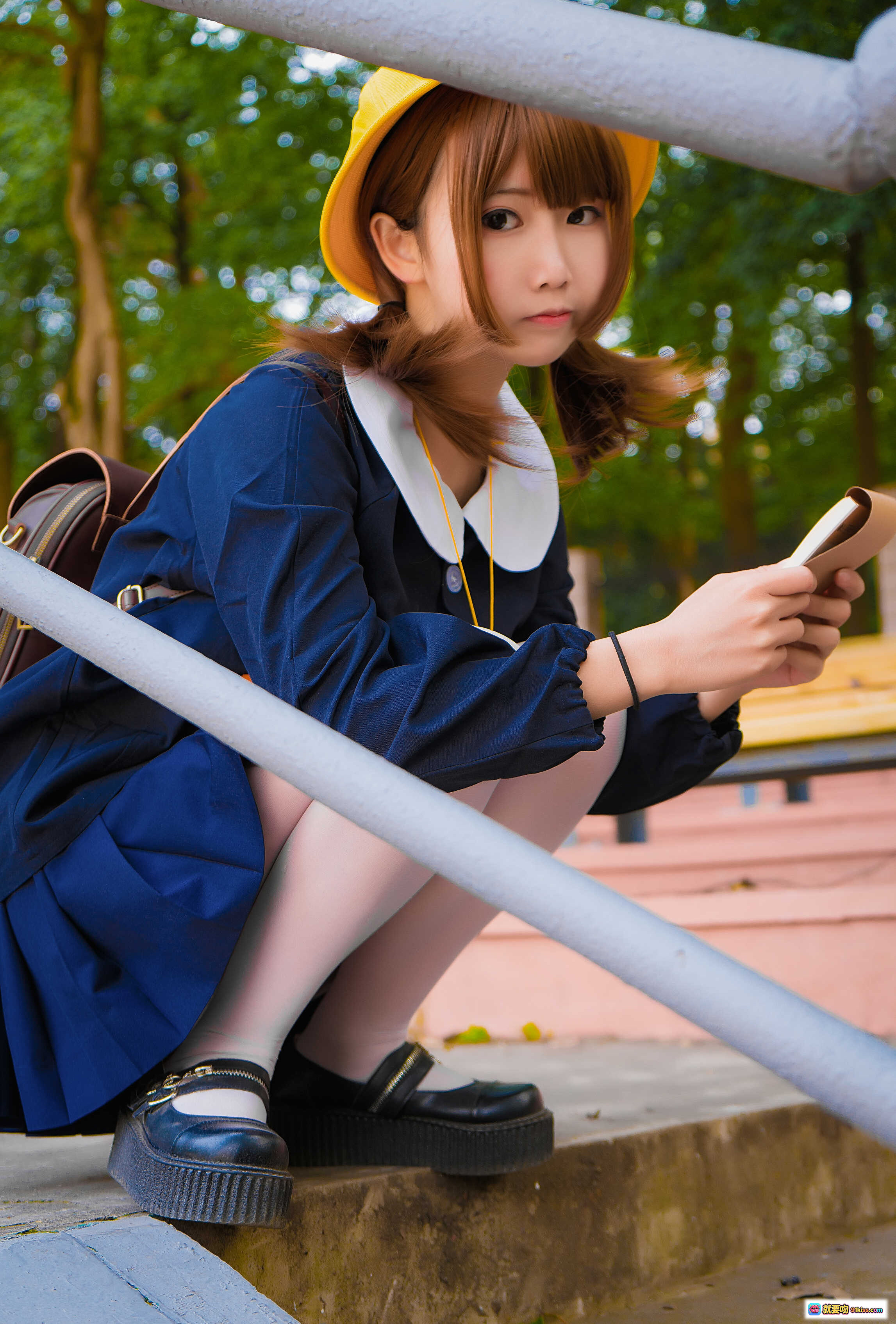 面饼仙儿NO.009幼稚园写真：蓝裙白领黄帽少女户外楼梯持书萌系cosplay摄影集 - 就要吻
