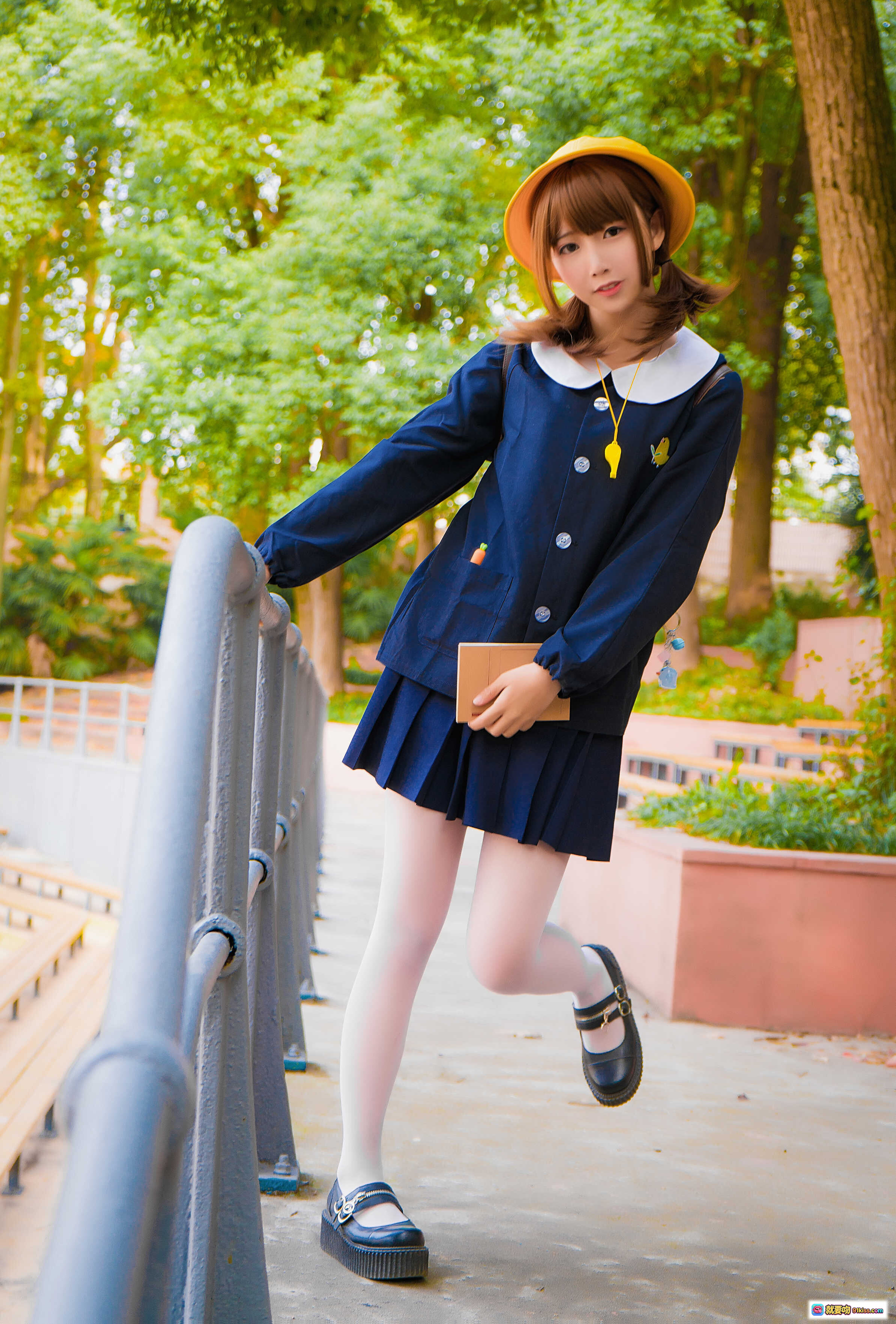 图片[6] - 面饼仙儿NO.009幼稚园写真：蓝裙白领黄帽少女户外楼梯持书萌系cosplay摄影集 - 就要吻