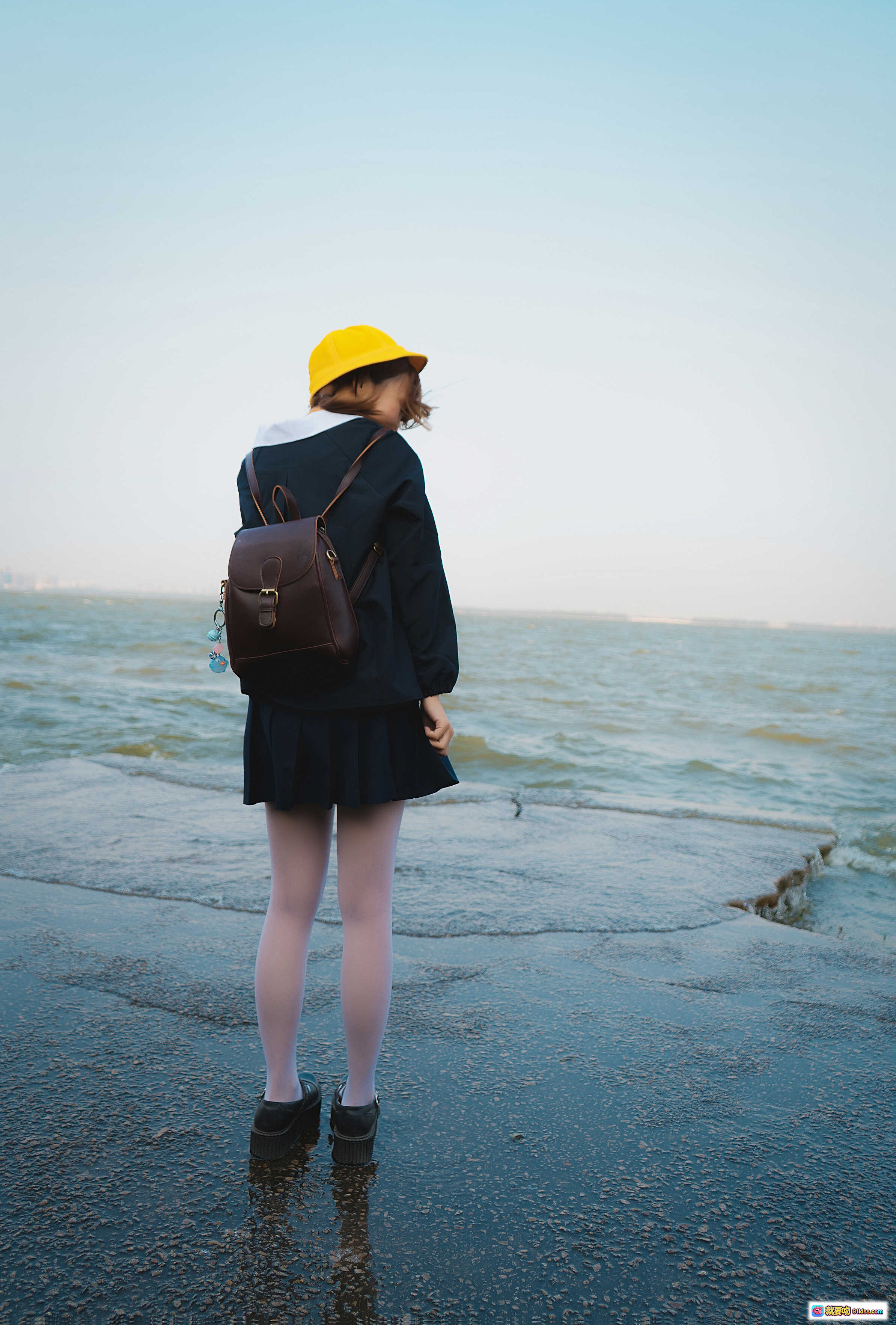 图片[10] - 面饼仙儿NO.009幼稚园写真：蓝裙白领黄帽少女户外楼梯持书萌系cosplay摄影集 - 就要吻