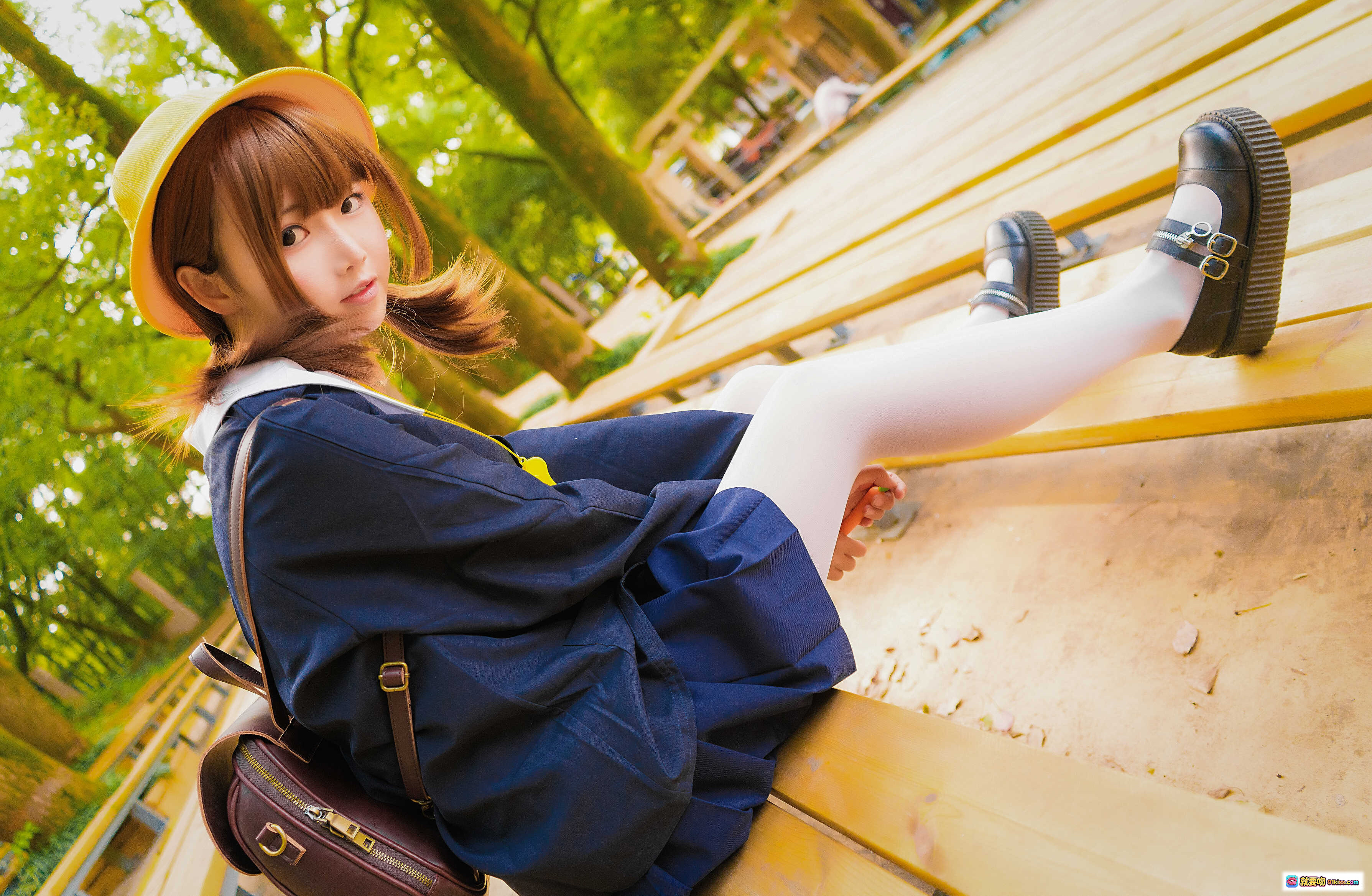 图片[9] - 面饼仙儿NO.009幼稚园写真：蓝裙白领黄帽少女户外楼梯持书萌系cosplay摄影集 - 就要吻