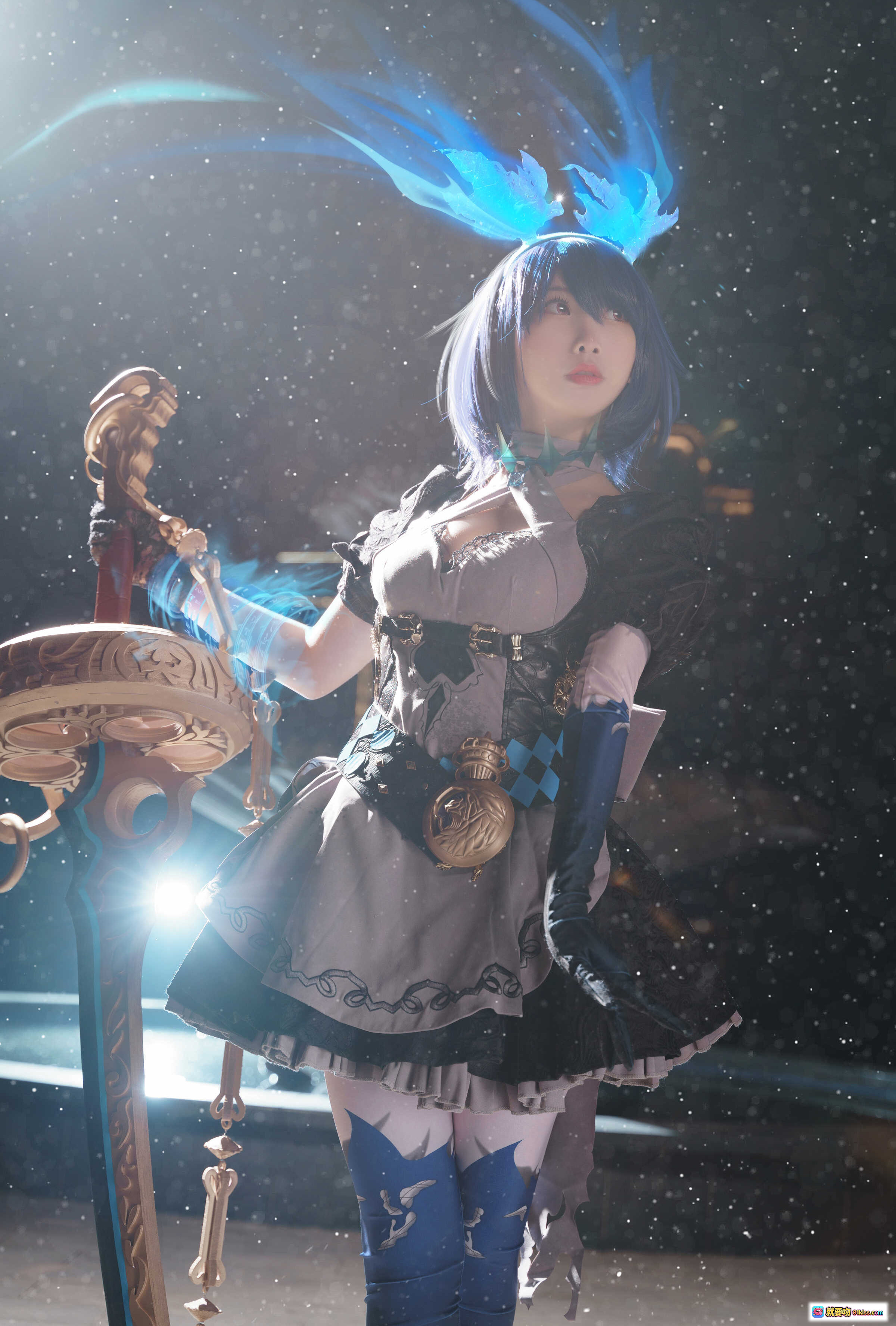 图片[1] - 面饼仙儿NO.094爱丽丝Cosplay写真｜蓝发少女魔法裙装+华丽权杖+星空特效+精致洛丽塔风+18P高清图集 - 就要吻