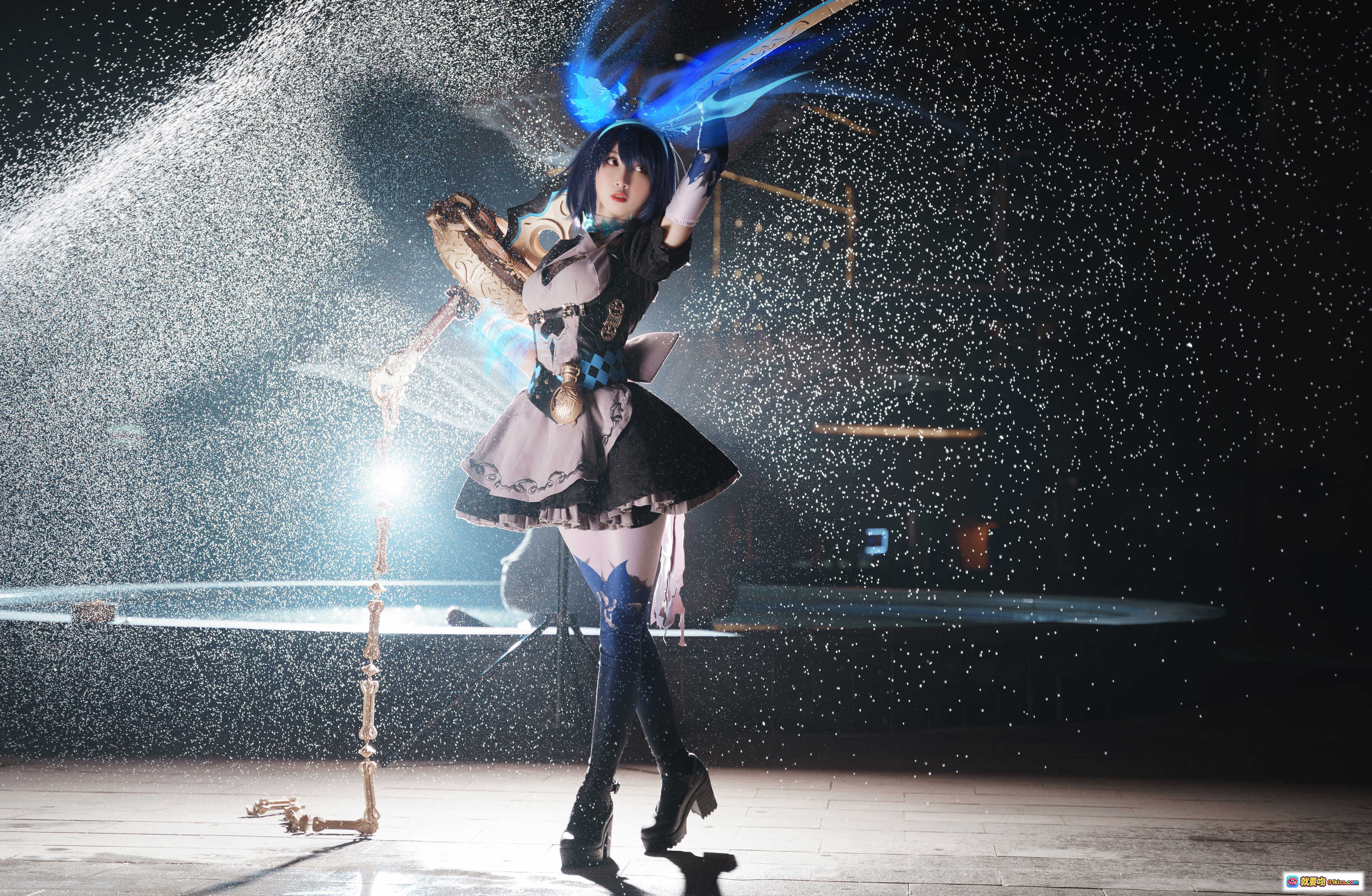 图片[5] - 面饼仙儿NO.094爱丽丝Cosplay写真｜蓝发少女魔法裙装+华丽权杖+星空特效+精致洛丽塔风+18P高清图集 - 就要吻