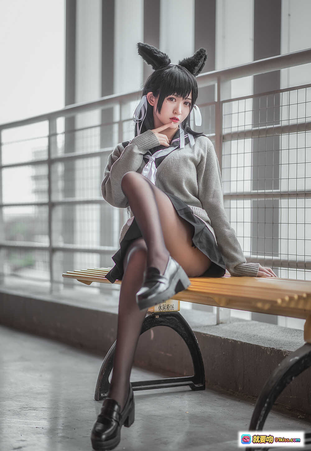 图片[2] - 鳗鱼霏儿NO.009碧蓝航线爱宕犬cosplay写真-黑丝兔耳校服少女坐姿美图 - 就要吻