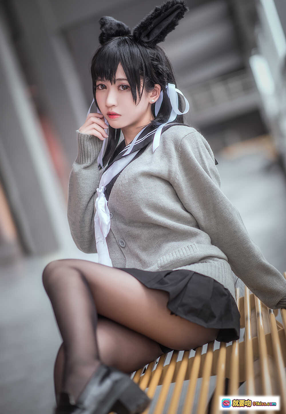 鳗鱼霏儿NO.009碧蓝航线爱宕犬cosplay写真-黑丝兔耳校服少女坐姿美图 - 就要吻