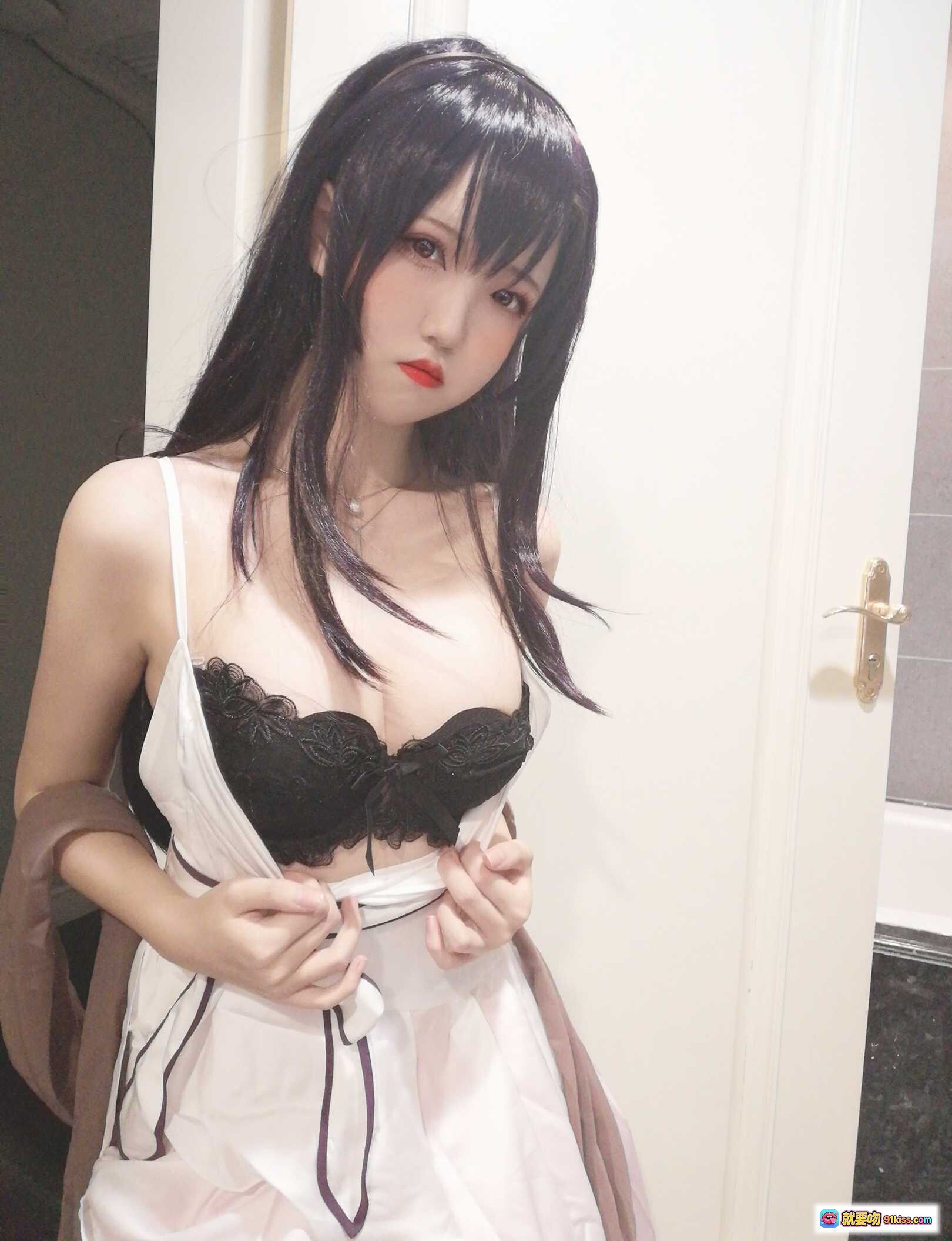 图片[1] - 阿薰kaOri NO.015 学姐礼服搭配黑色蕾丝内衣 美女写真私房照 9P高清图集 - 就要吻