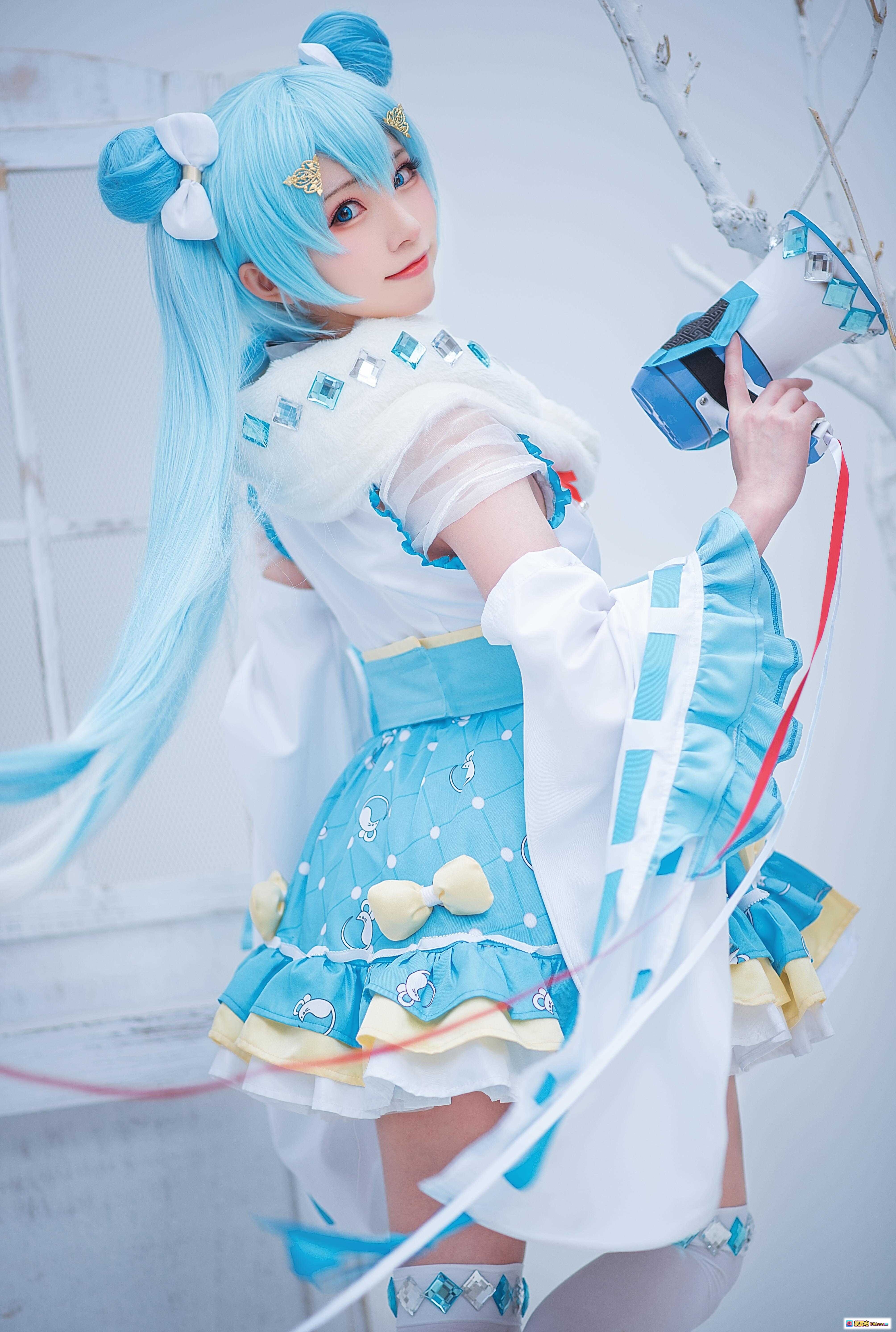 图片[2] - 初音未来cosplay写真｜蓝发双马尾｜白色毛绒外套｜蓝色蝴蝶结裙装｜手持扩音器｜日系少女风｜Kitaro绮太郎NO.052 - 就要吻