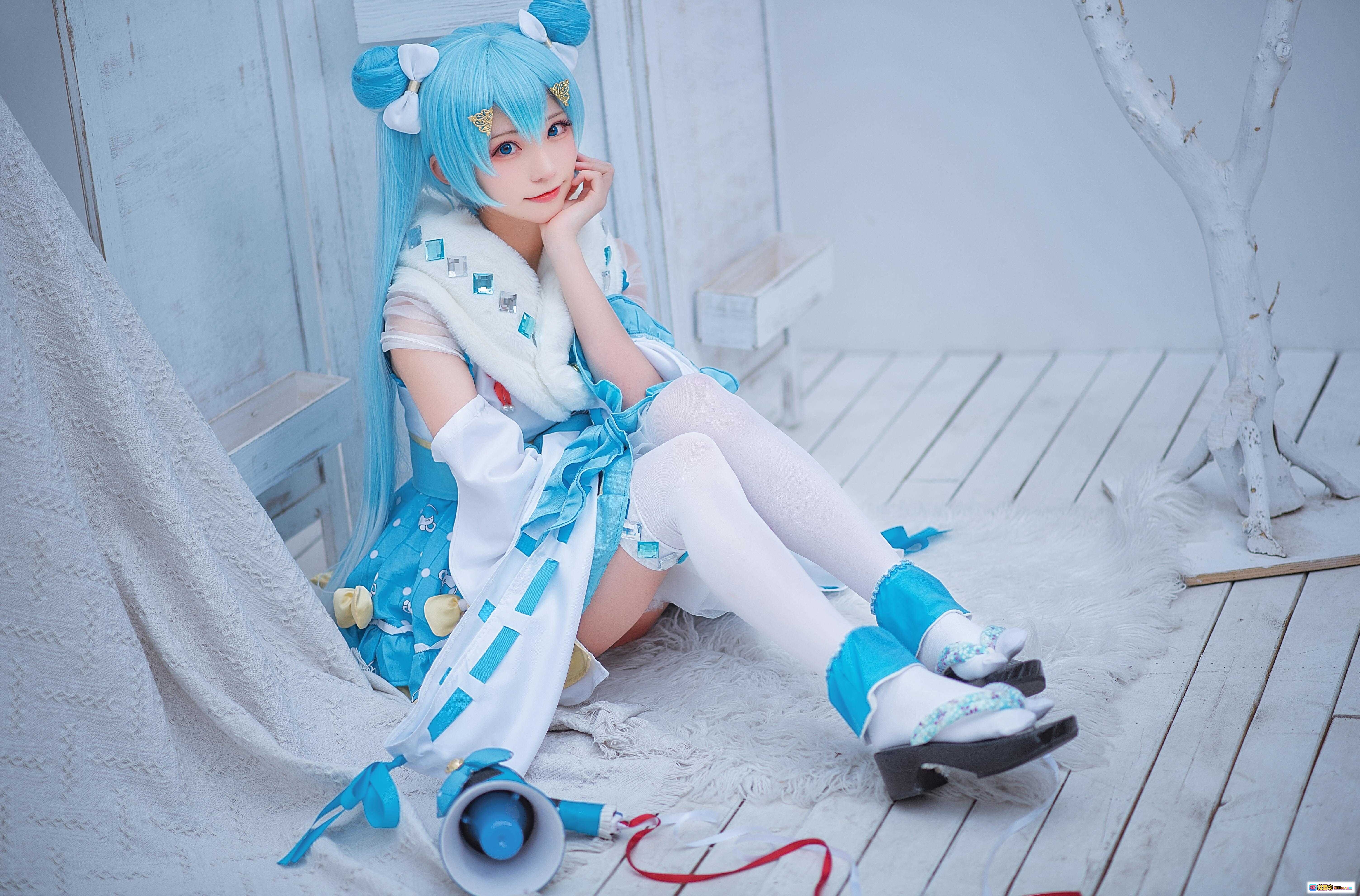 图片[9] - 初音未来cosplay写真｜蓝发双马尾｜白色毛绒外套｜蓝色蝴蝶结裙装｜手持扩音器｜日系少女风｜Kitaro绮太郎NO.052 - 就要吻