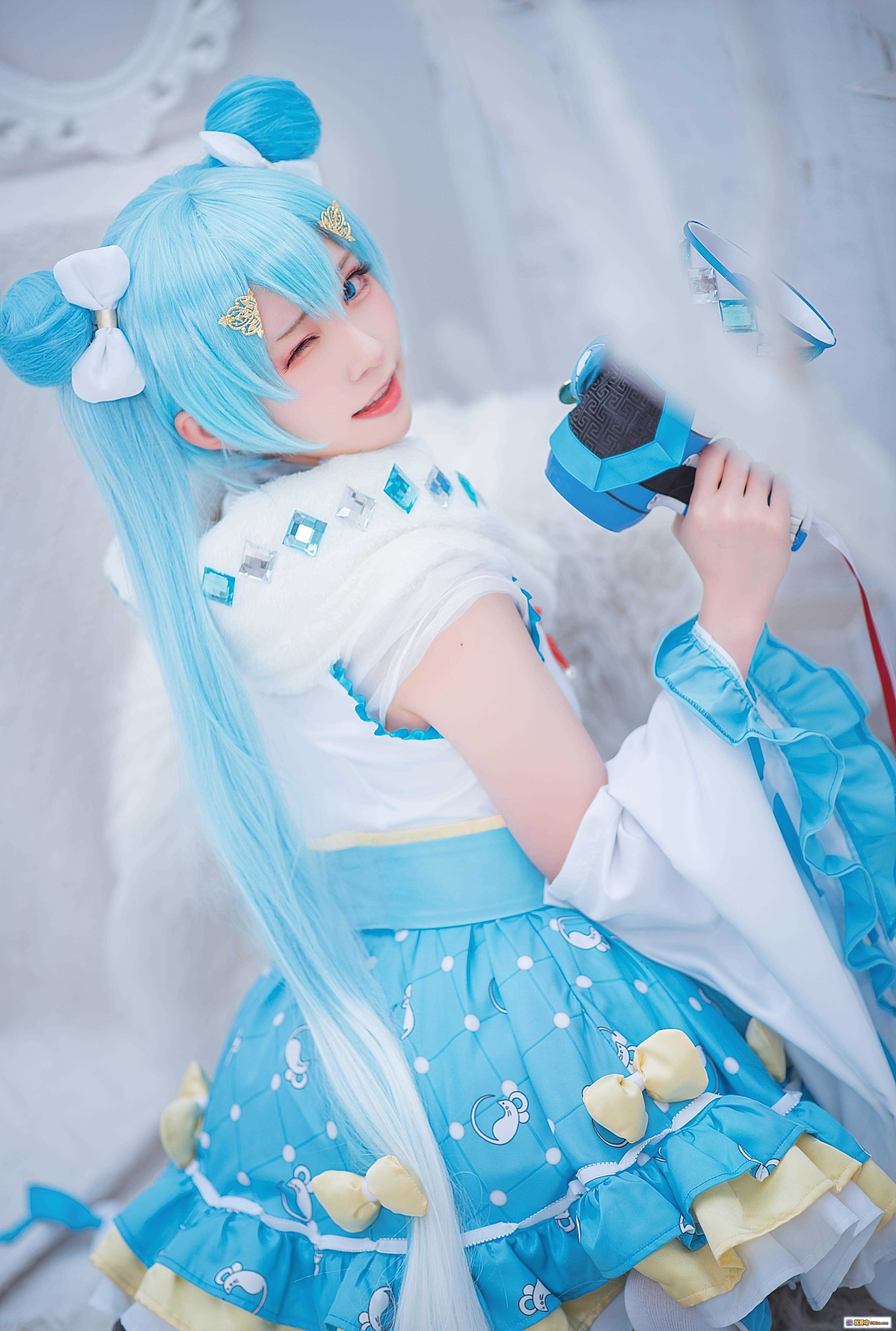 图片[3] - 初音未来cosplay写真｜蓝发双马尾｜白色毛绒外套｜蓝色蝴蝶结裙装｜手持扩音器｜日系少女风｜Kitaro绮太郎NO.052 - 就要吻
