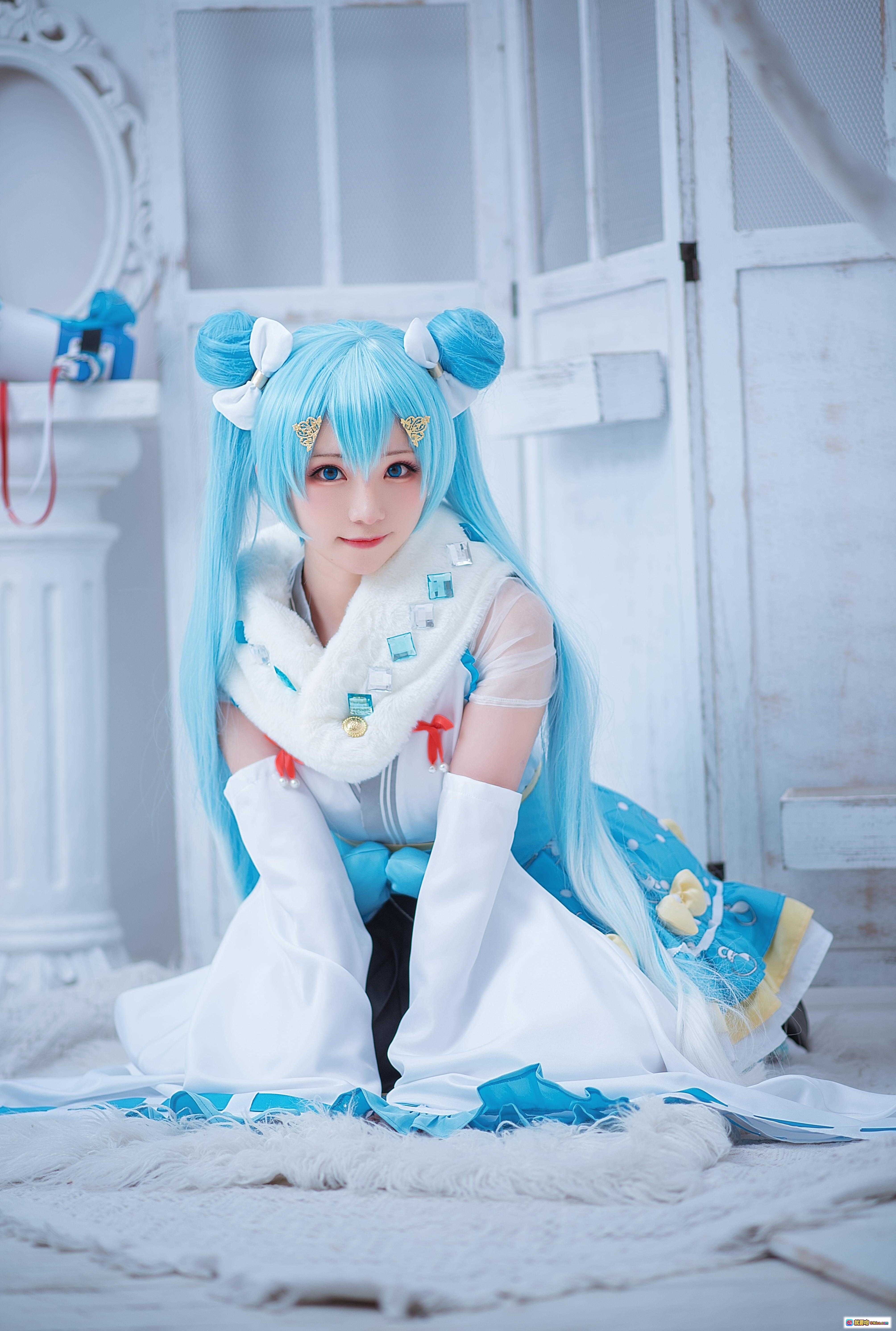 图片[7] - 初音未来cosplay写真｜蓝发双马尾｜白色毛绒外套｜蓝色蝴蝶结裙装｜手持扩音器｜日系少女风｜Kitaro绮太郎NO.052 - 就要吻